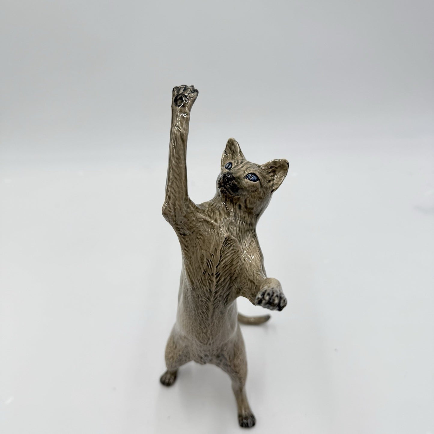 Rare HEREDITIES England Porcelain CHARM OF Creamware Stretching Cat Figurine 9”