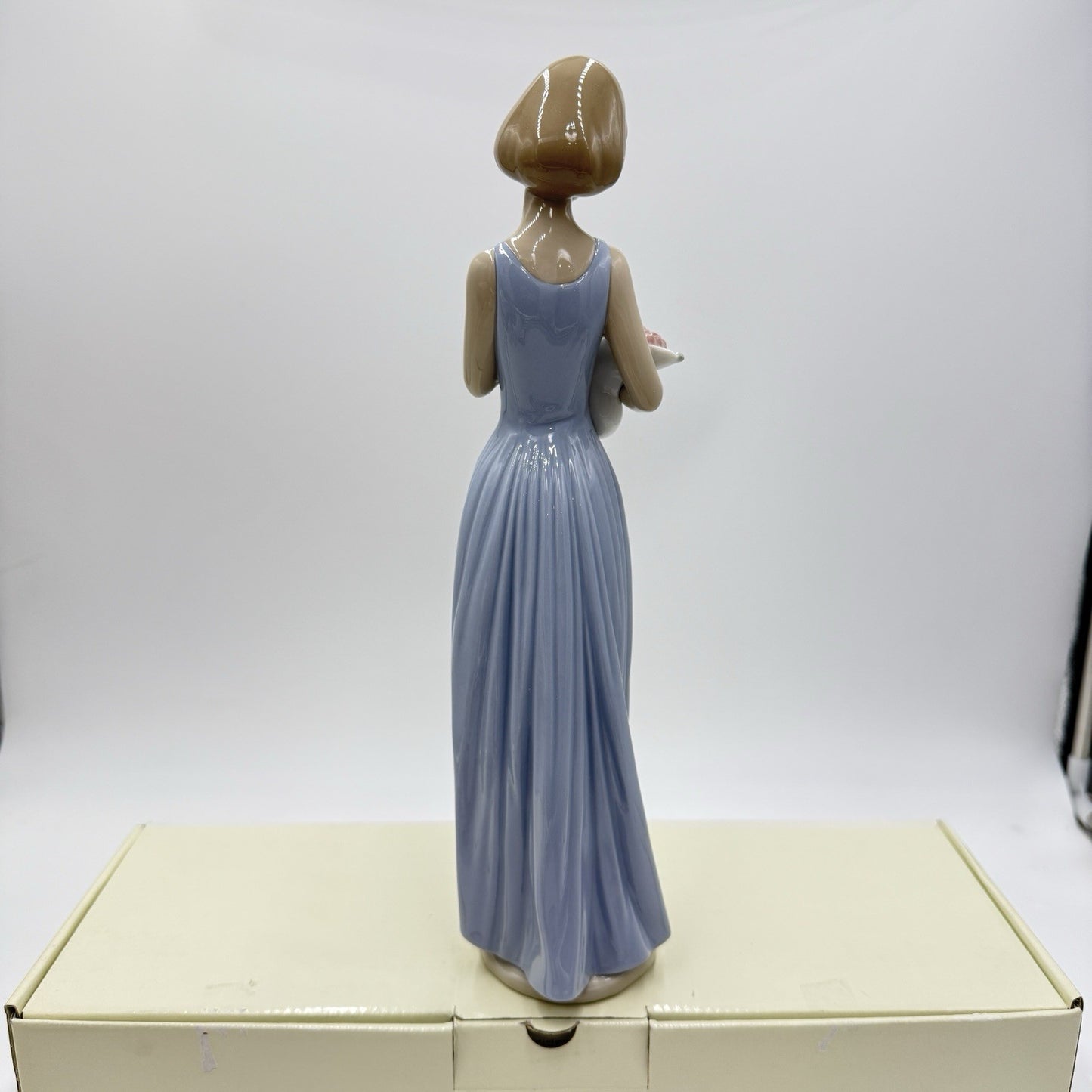 Nao By LLADRO My Little Bouquet Girl Holding Flowers 12.5" Porcelain Figurine Vt