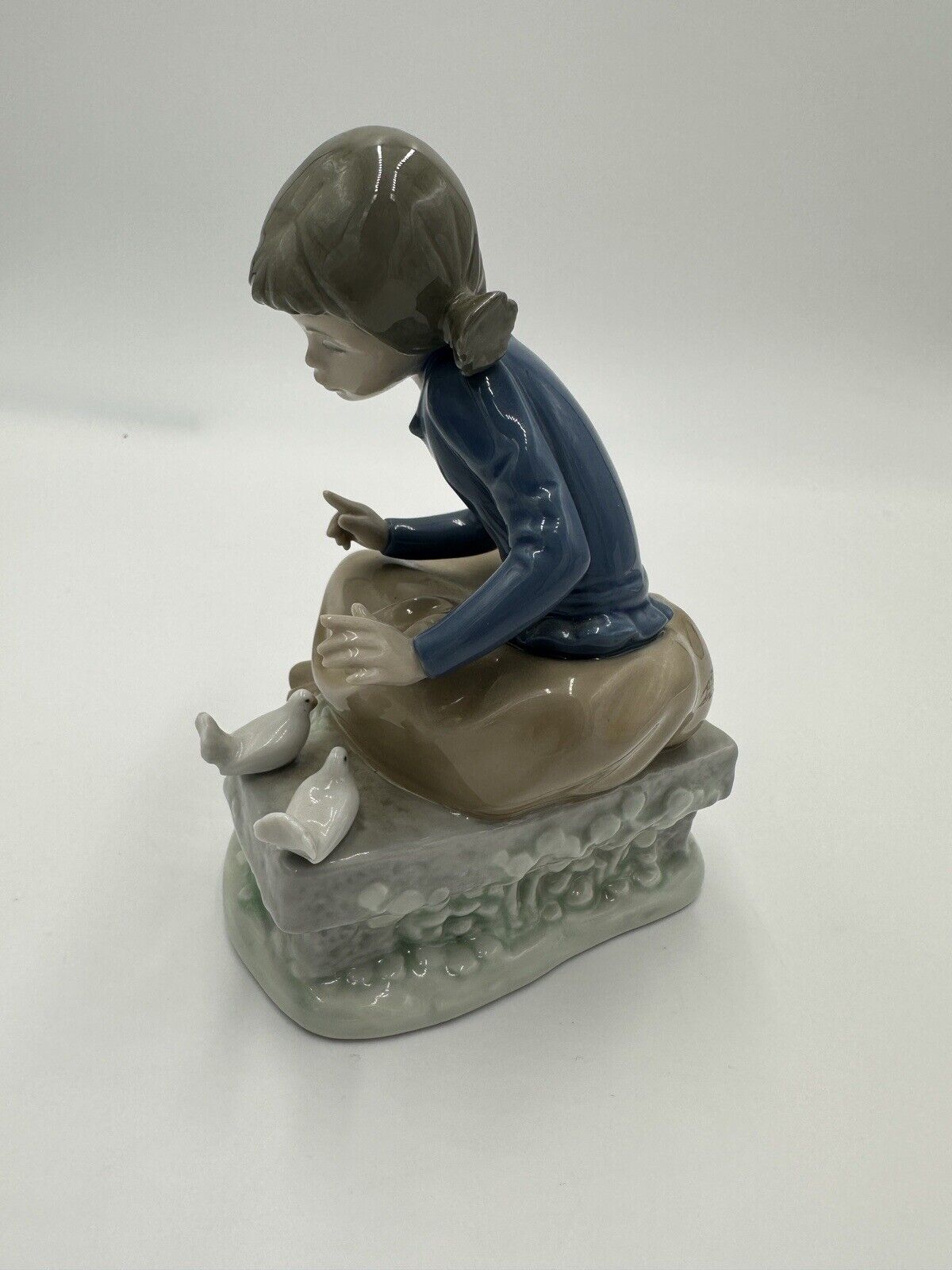 Nao Lladro Spain Figurine Seated Girl w/ Doves Daisa Porcelain Ever So Gently