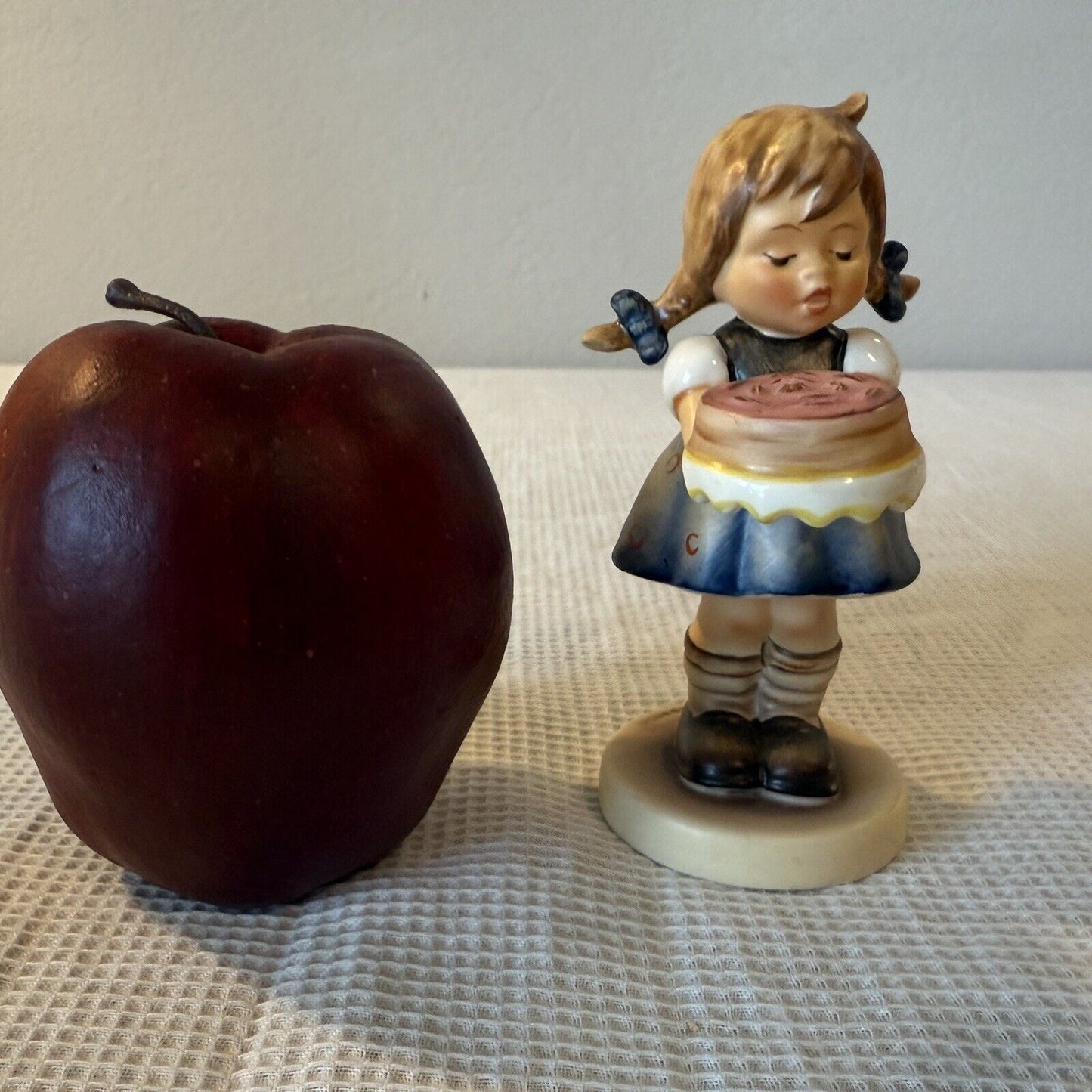 Goebel Hummel "Sweet As Can Be" #541 Mint 4-1/4” Exclusive Ed, MI HUMMEL Club