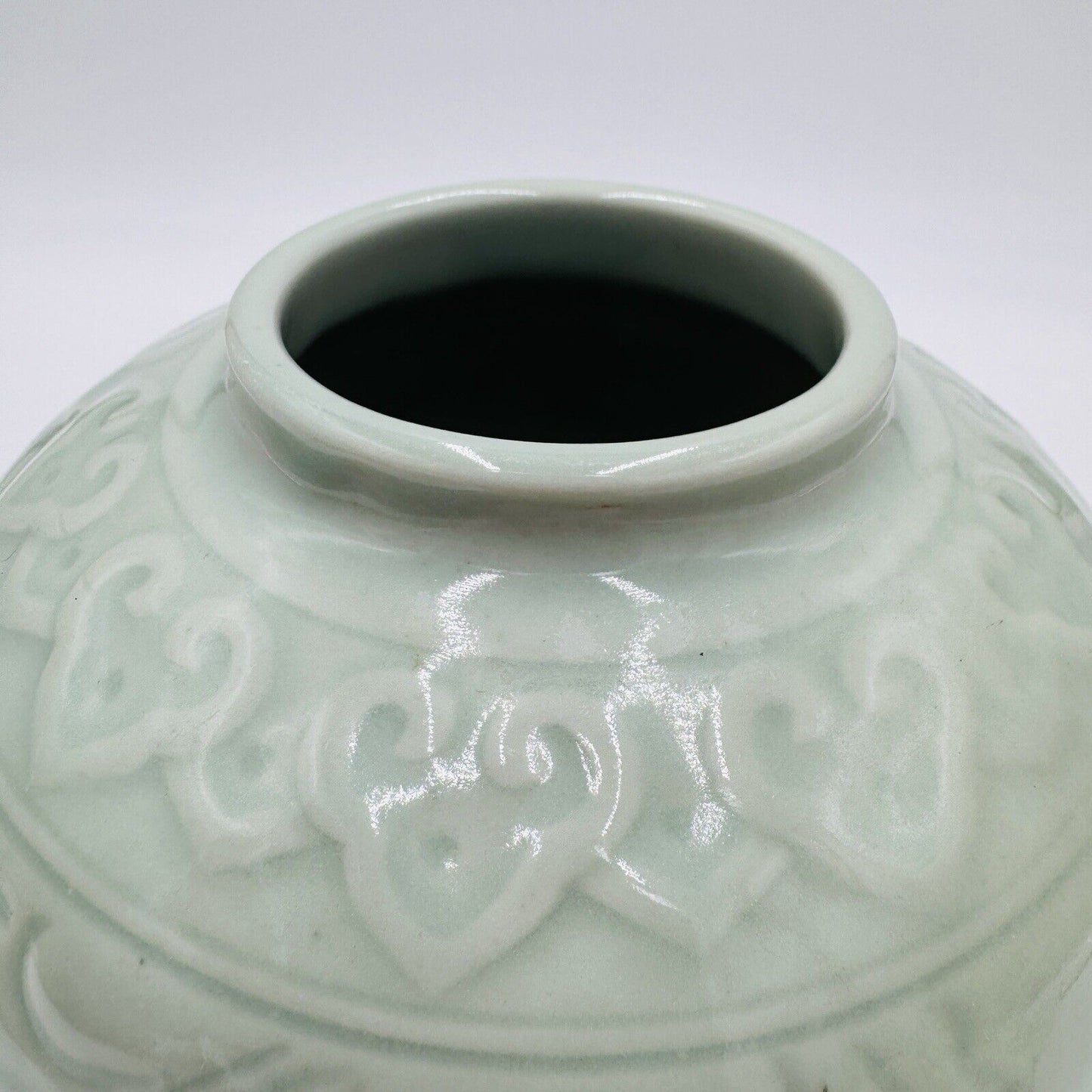 Qing Dynasty Chinese Celadon marked Qing Glazed Jar with Lid Ancient Pottery