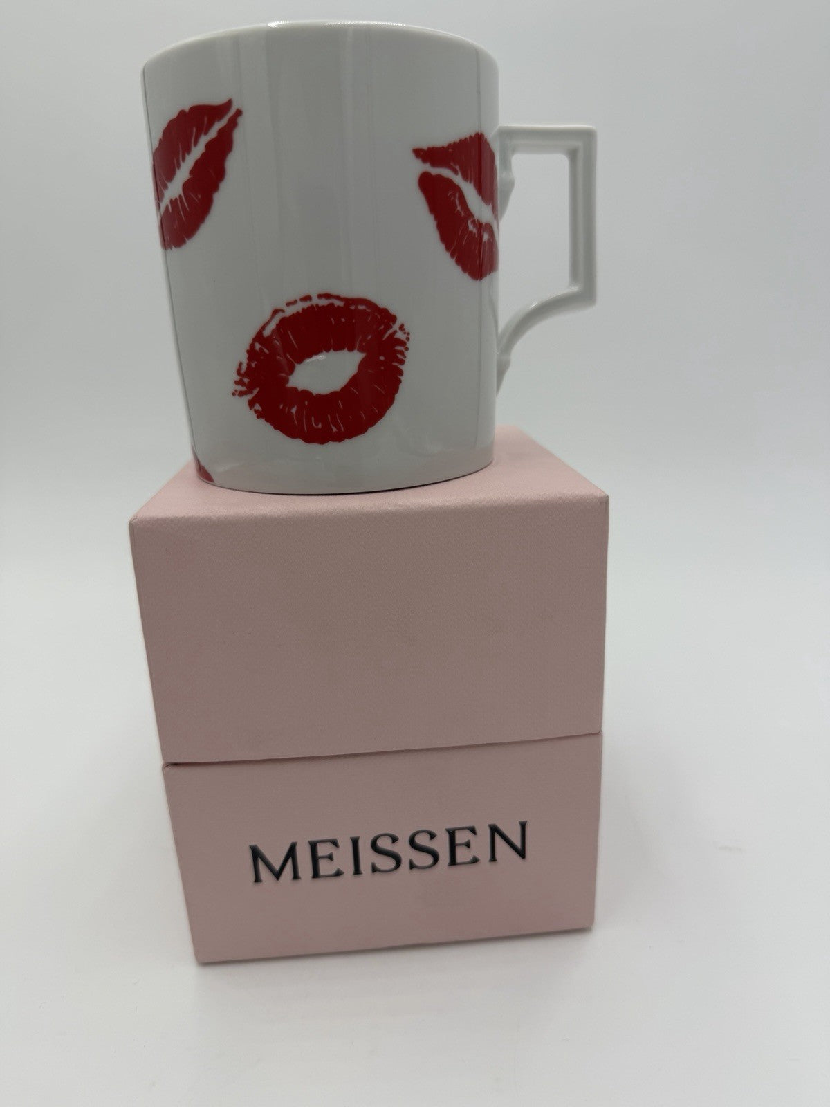 New Meissen Porcelain Germany Berlin Kisses Coffee Mug 3.5”H Box