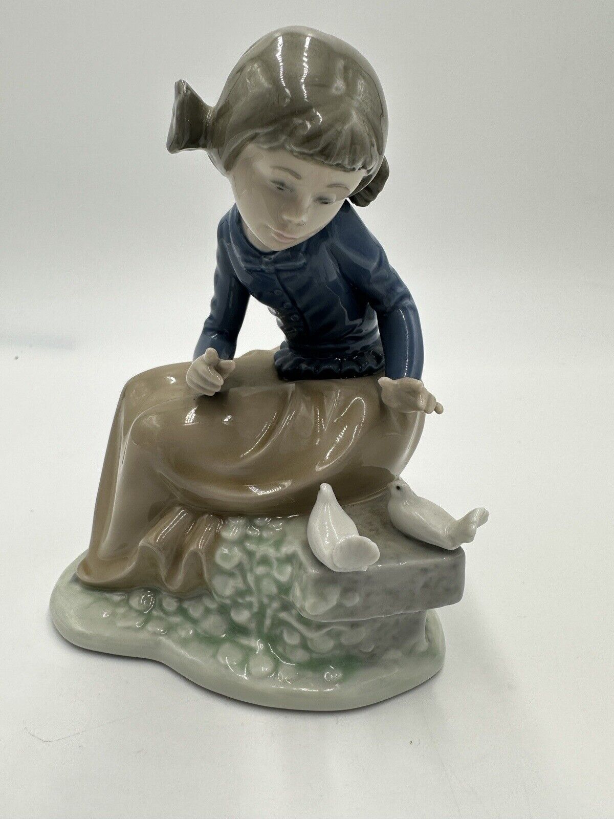 Nao Lladro Spain Figurine Seated Girl w/ Doves Daisa Porcelain Ever So Gently