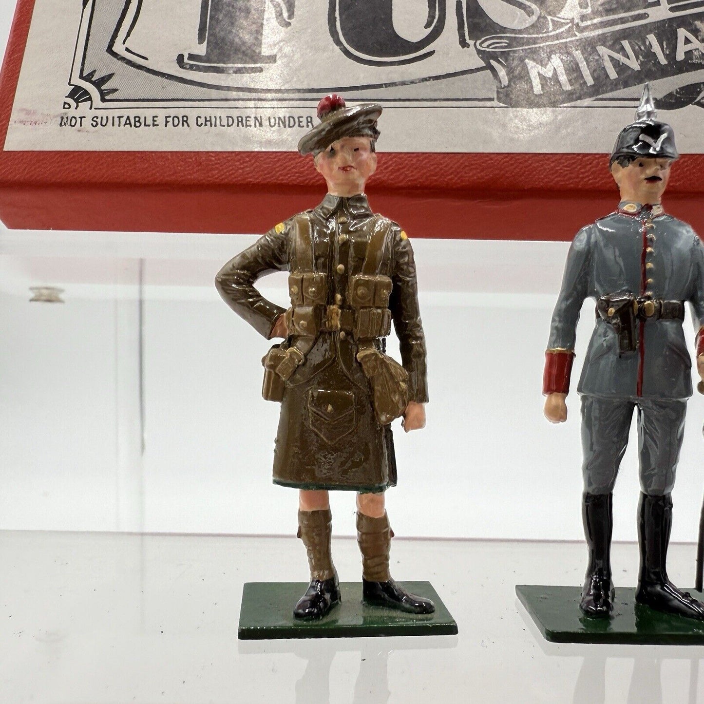 Fusilier miniature hand painted model soldiers traditional made in england metal