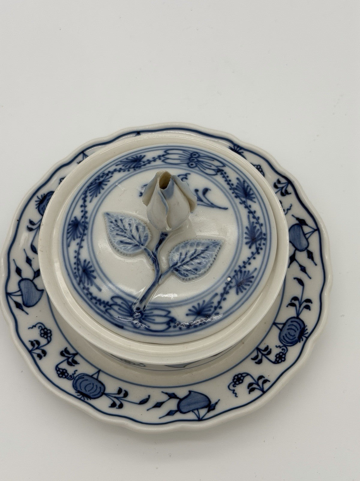 Meissen Porcelain Blue Onion Covered Round Butter Dish Rose Top Germany