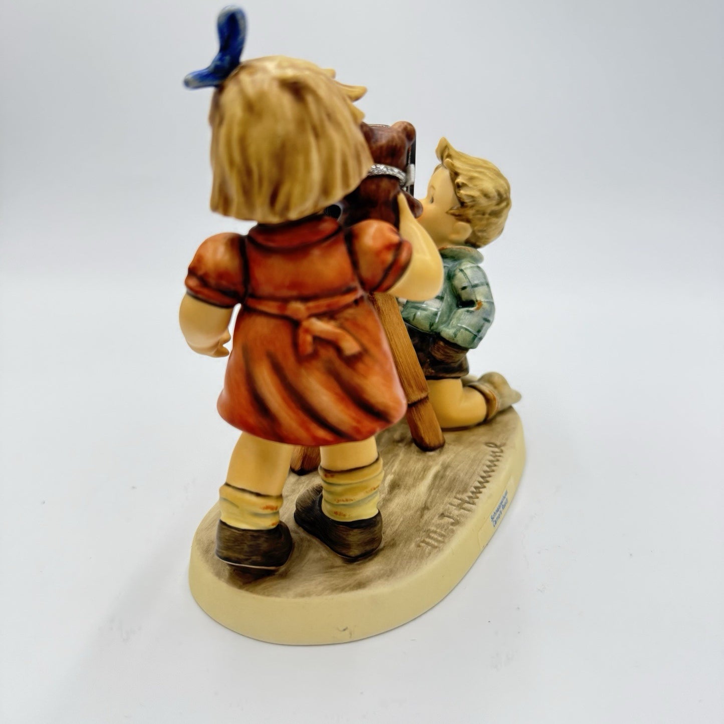 Hummel Celebration CLUB 25 Yrs 1977-2002 Camera Ready Porcelain Figurine Goebel