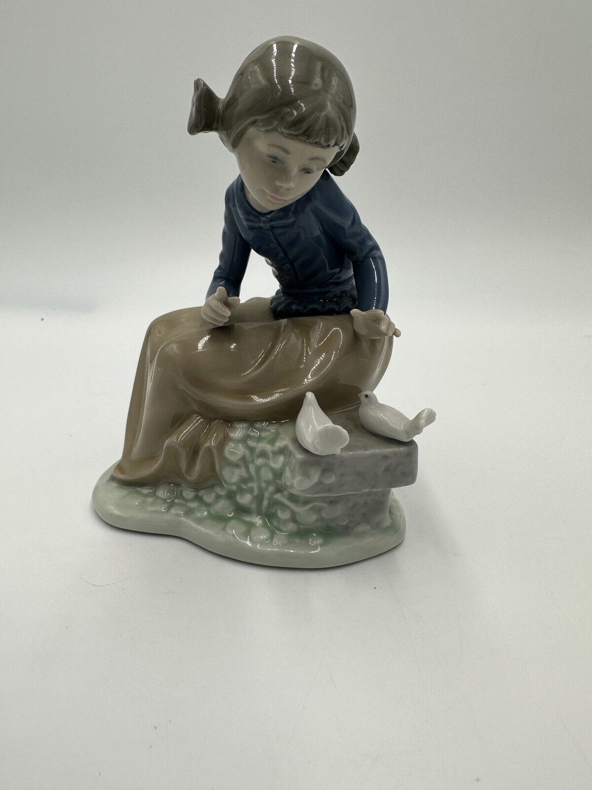 Nao Lladro Spain Figurine Seated Girl w/ Doves Daisa Porcelain Ever So Gently