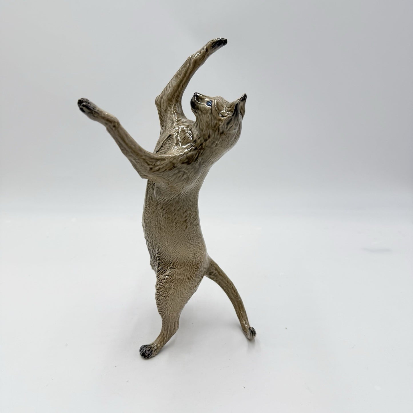 Rare HEREDITIES England Porcelain CHARM OF Creamware Stretching Cat Figurine 9”