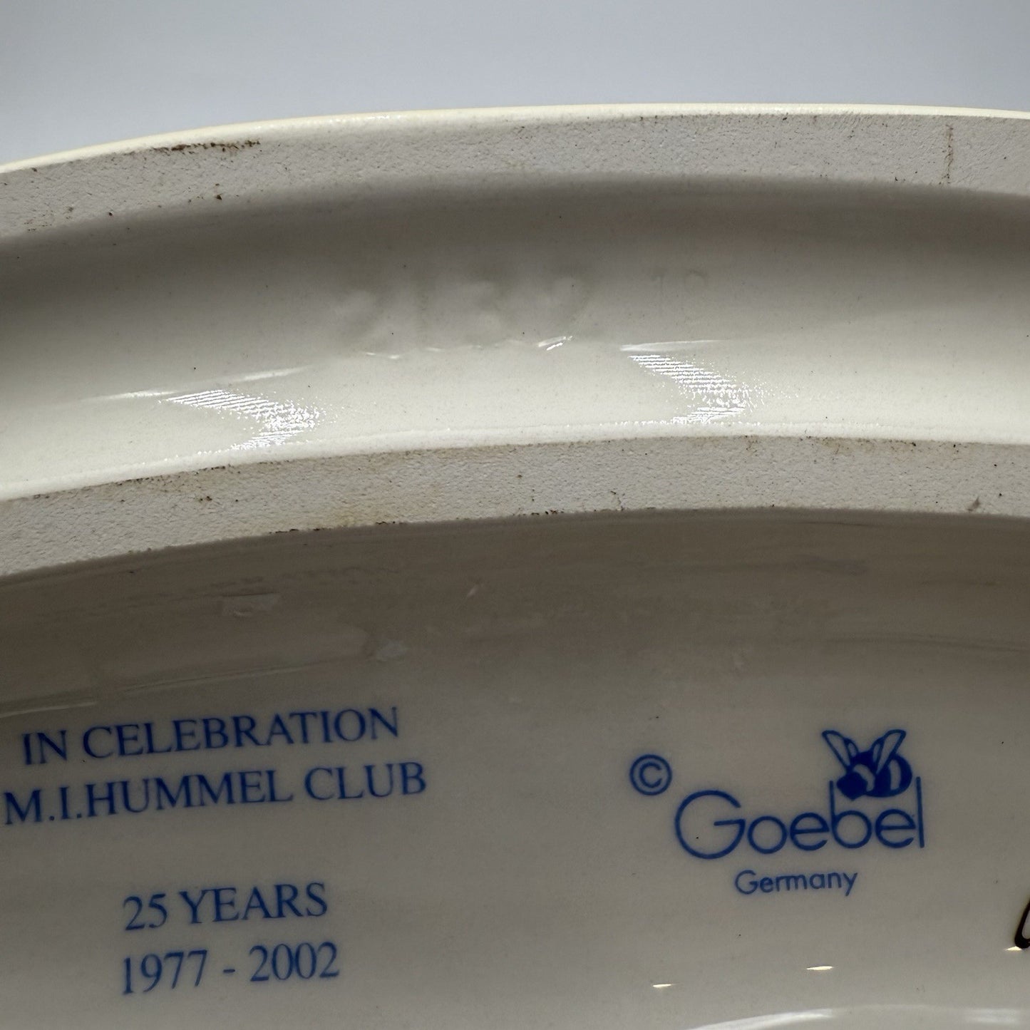 Hummel Celebration CLUB 25 Yrs 1977-2002 Camera Ready Porcelain Figurine Goebel