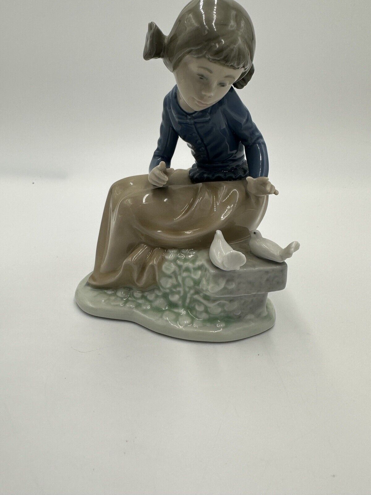 Nao Lladro Spain Figurine Seated Girl w/ Doves Daisa Porcelain Ever So Gently