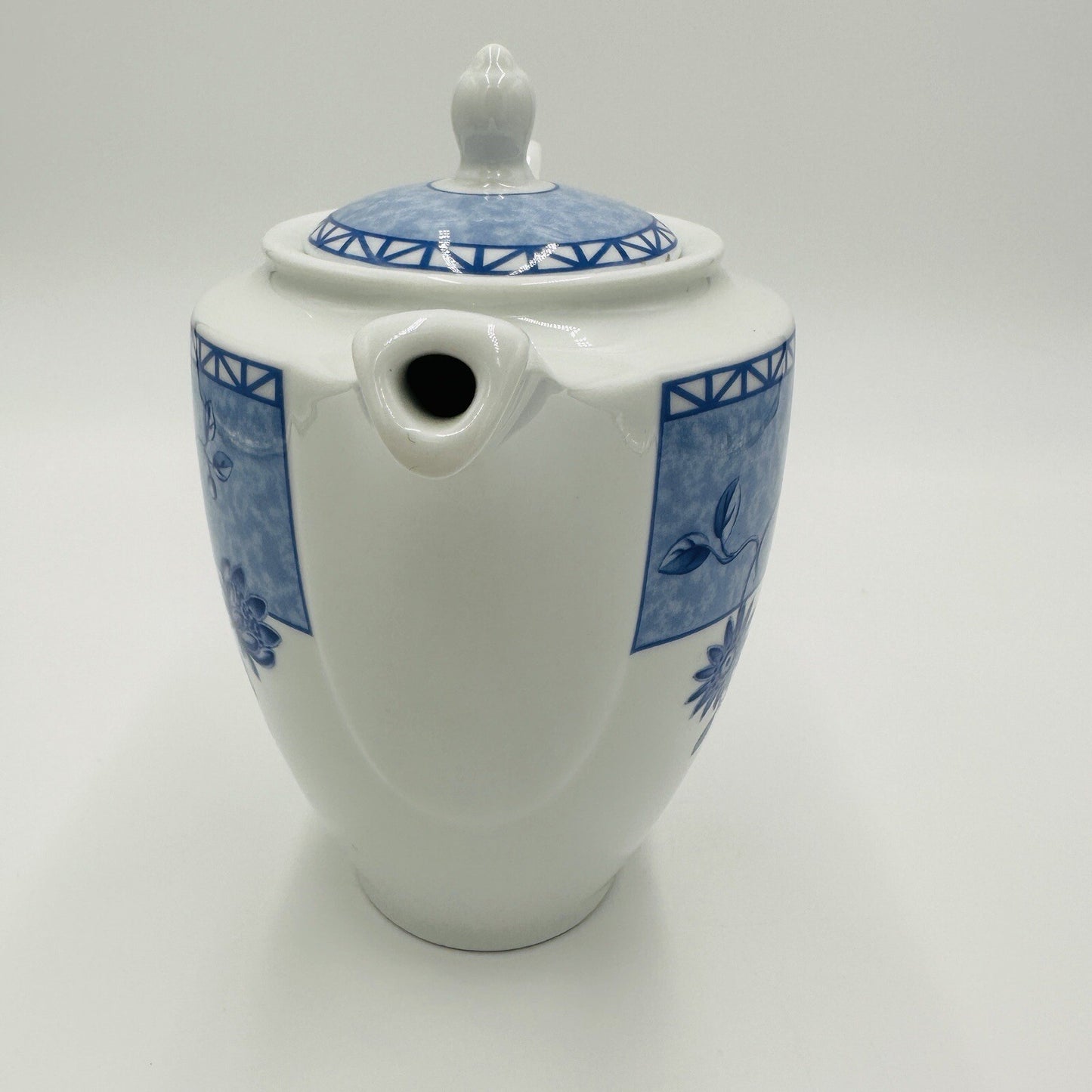 Wedgwood Coffee Pot Mikado Blue and White Porcelain Servewear Vintage Home China