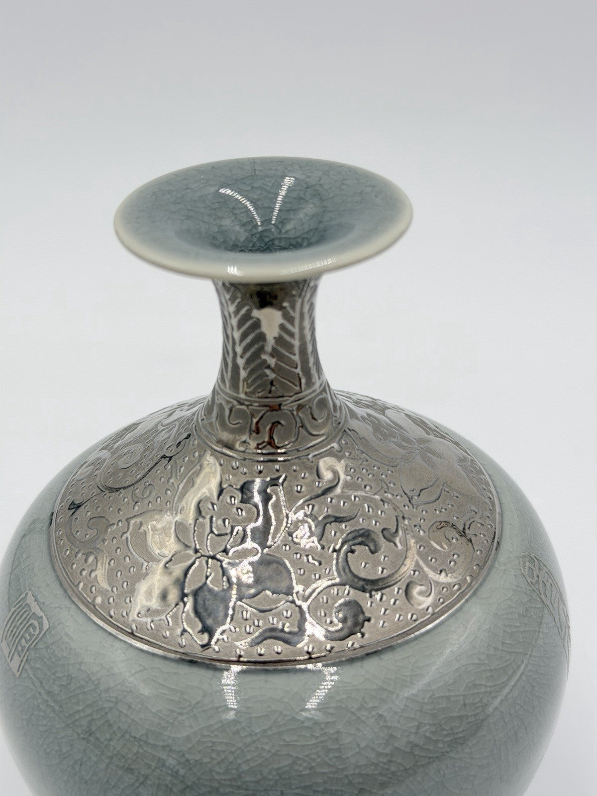 Rare Tai-Hwa Art Pottery Crackled Silver Gray Floral Bulb 6”H Vase Embossed