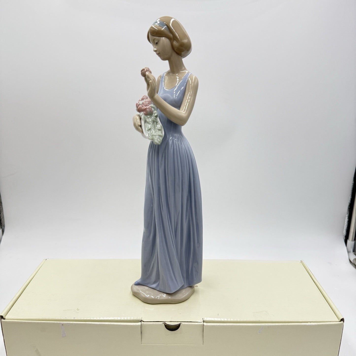 Nao By LLADRO My Little Bouquet Girl Holding Flowers 12.5" Porcelain Figurine Vt