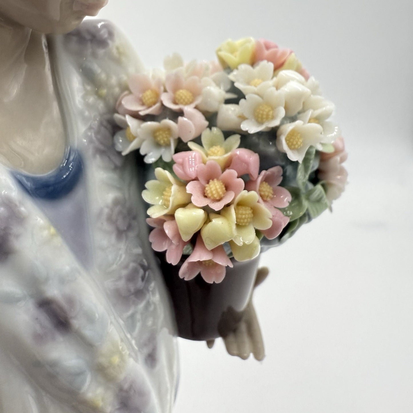 Vintage Lladro Spain FLOR MARIA Girl With Flowers Porcelain Figurine 5490 10”