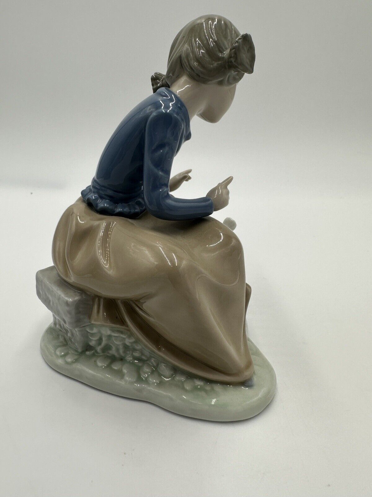 Nao Lladro Spain Figurine Seated Girl w/ Doves Daisa Porcelain Ever So Gently