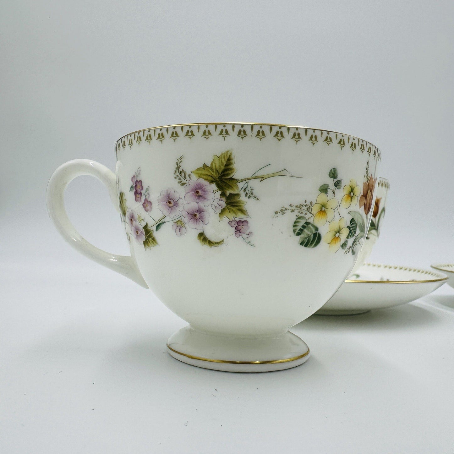 Wedgwood 4 Teacups & Two Saucers Mirabelle R4537 Floral Bone China England