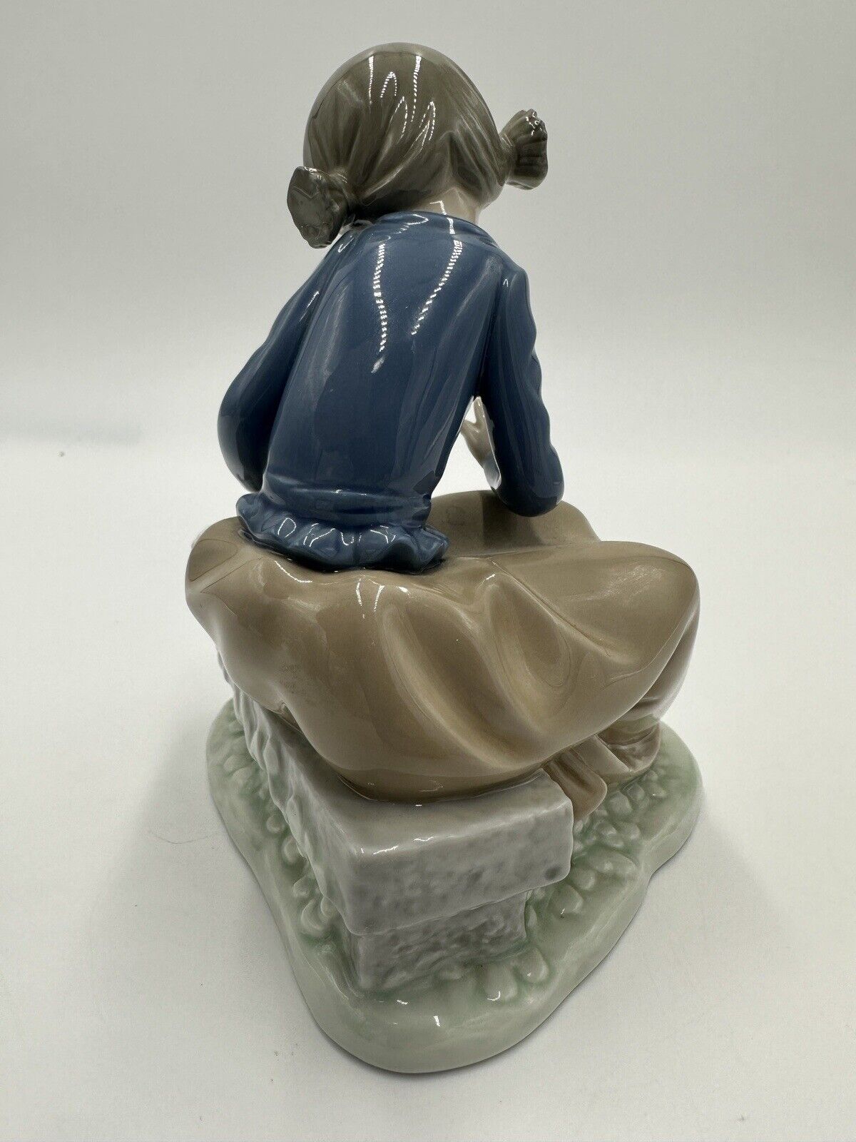 Nao Lladro Spain Figurine Seated Girl w/ Doves Daisa Porcelain Ever So Gently