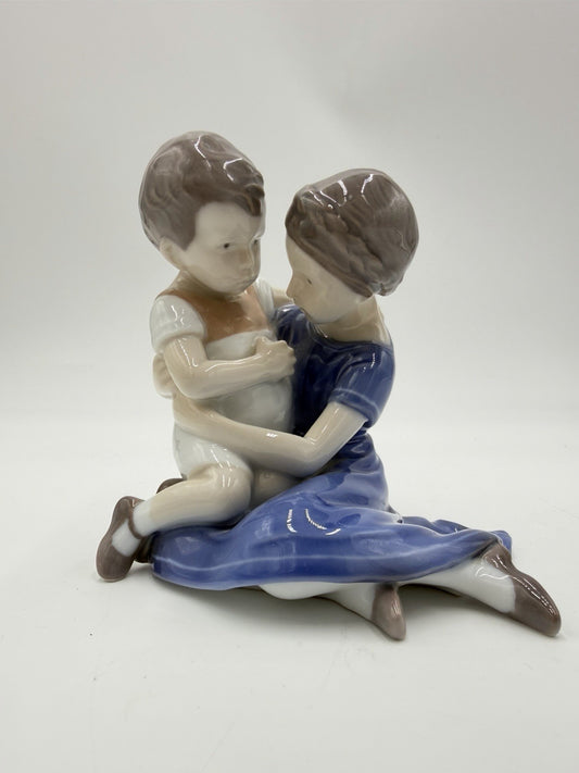B & G Bing Grondahl Boy & Girl Sibling Love 1568 Porcelain Figurine Denmark