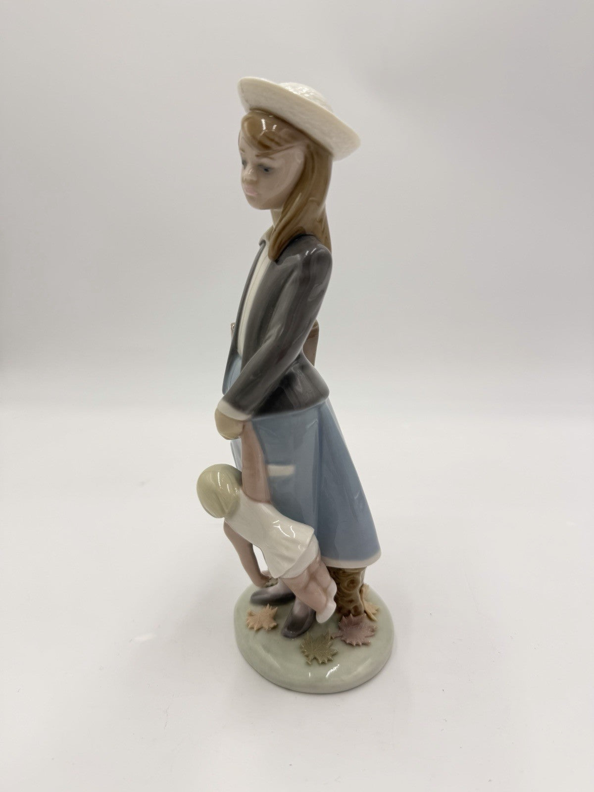 Lladro Spain Porcelain Retired Autumn Girl # 5218 Figurine With Doll & Leaves 8”