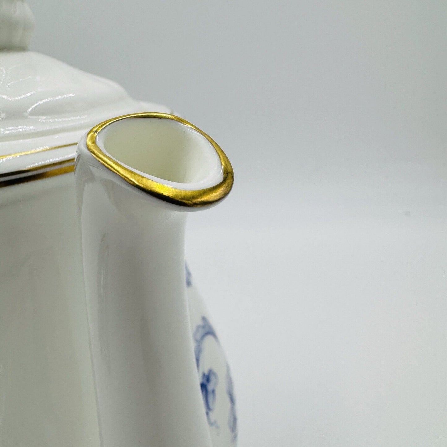 Wedgwood England Ashbury Bone China Coffee /Tea pot Blue White Gold Rim Large