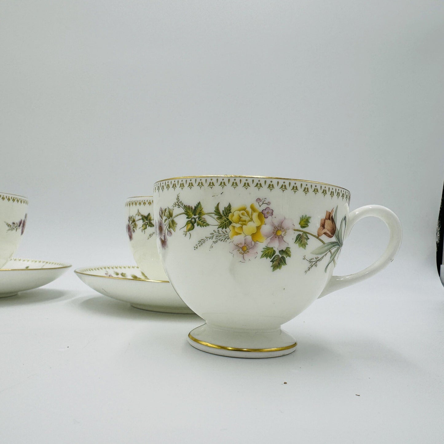 Wedgwood 4 Teacups & Two Saucers Mirabelle R4537 Floral Bone China England