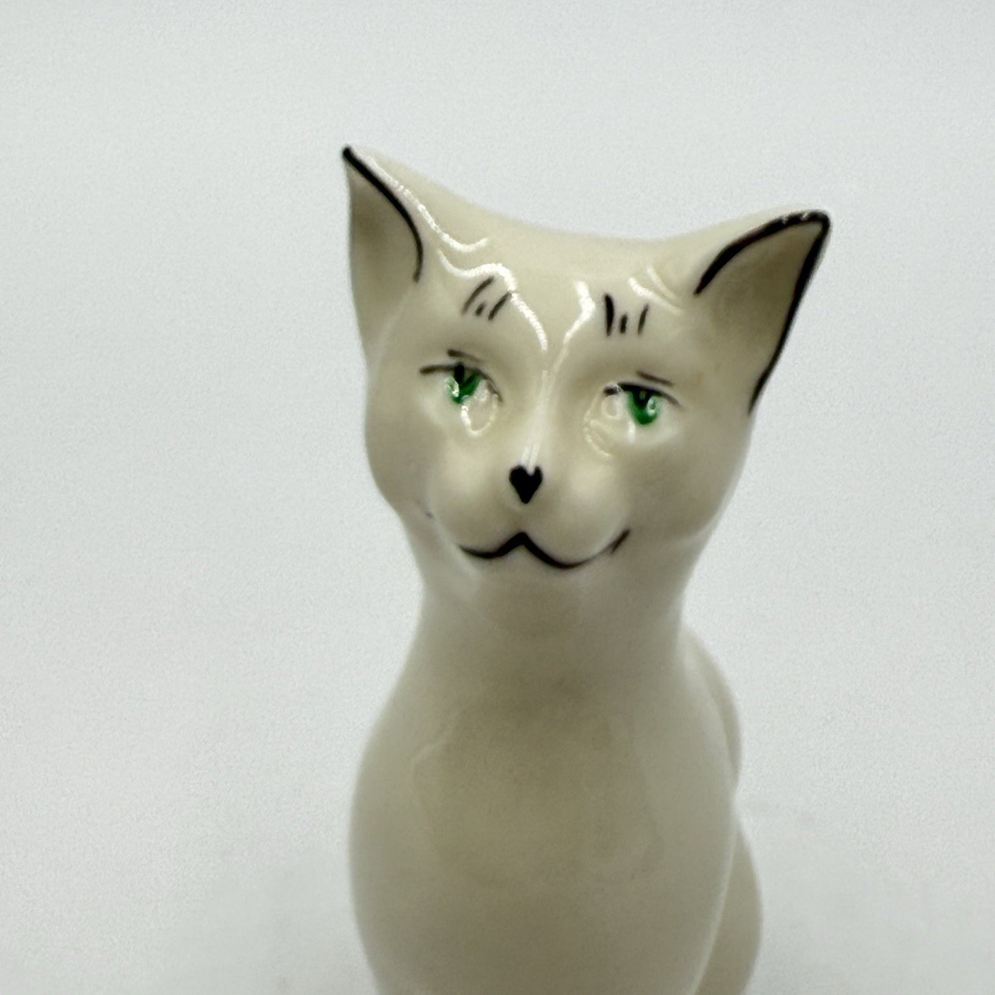 Vtg 5” Belleek Irish Porcelain Beige Cat Green Eyes Figurine Blue Marking 8th