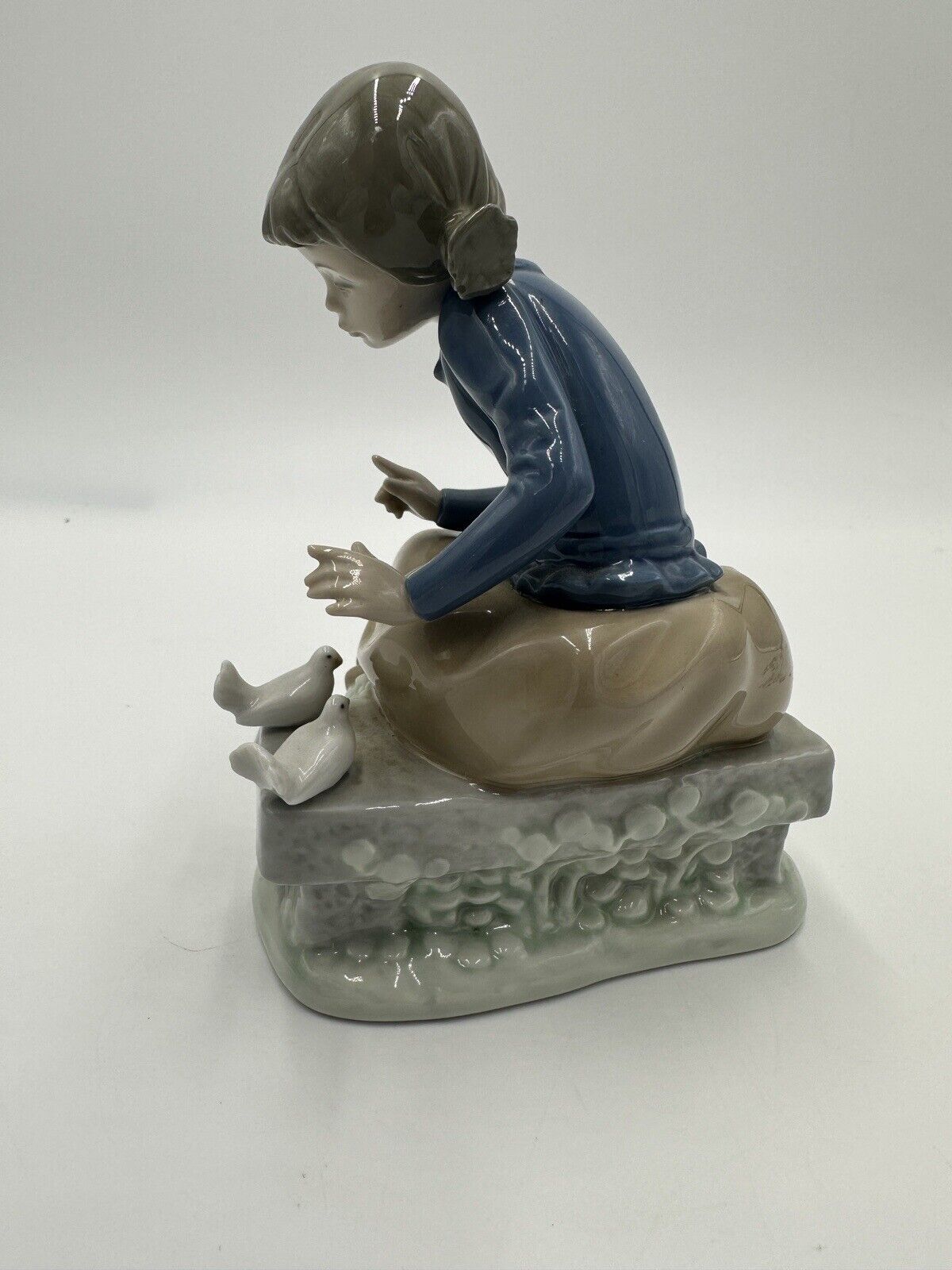 Nao Lladro Spain Figurine Seated Girl w/ Doves Daisa Porcelain Ever So Gently
