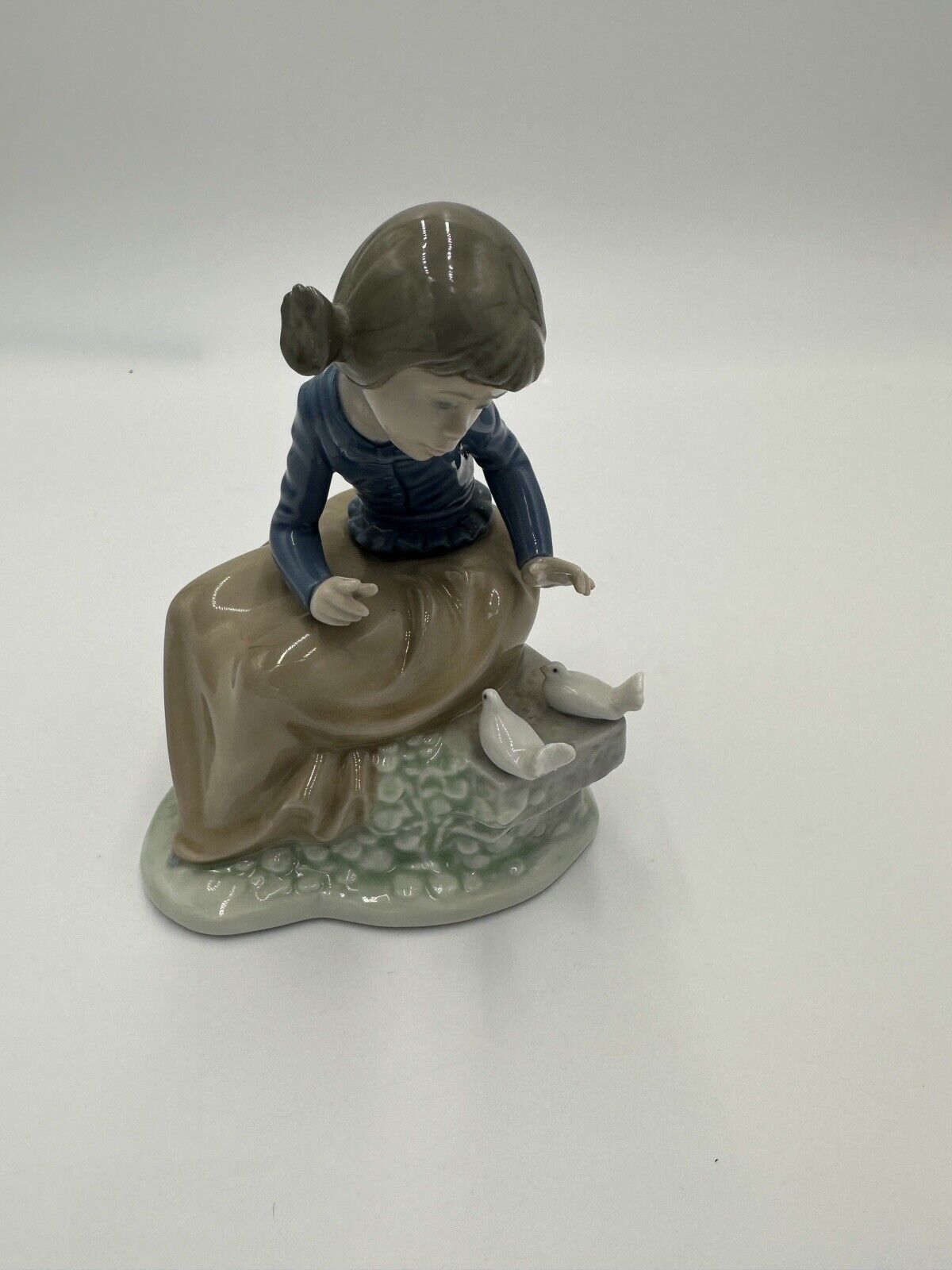 Nao Lladro Spain Figurine Seated Girl w/ Doves Daisa Porcelain Ever So Gently