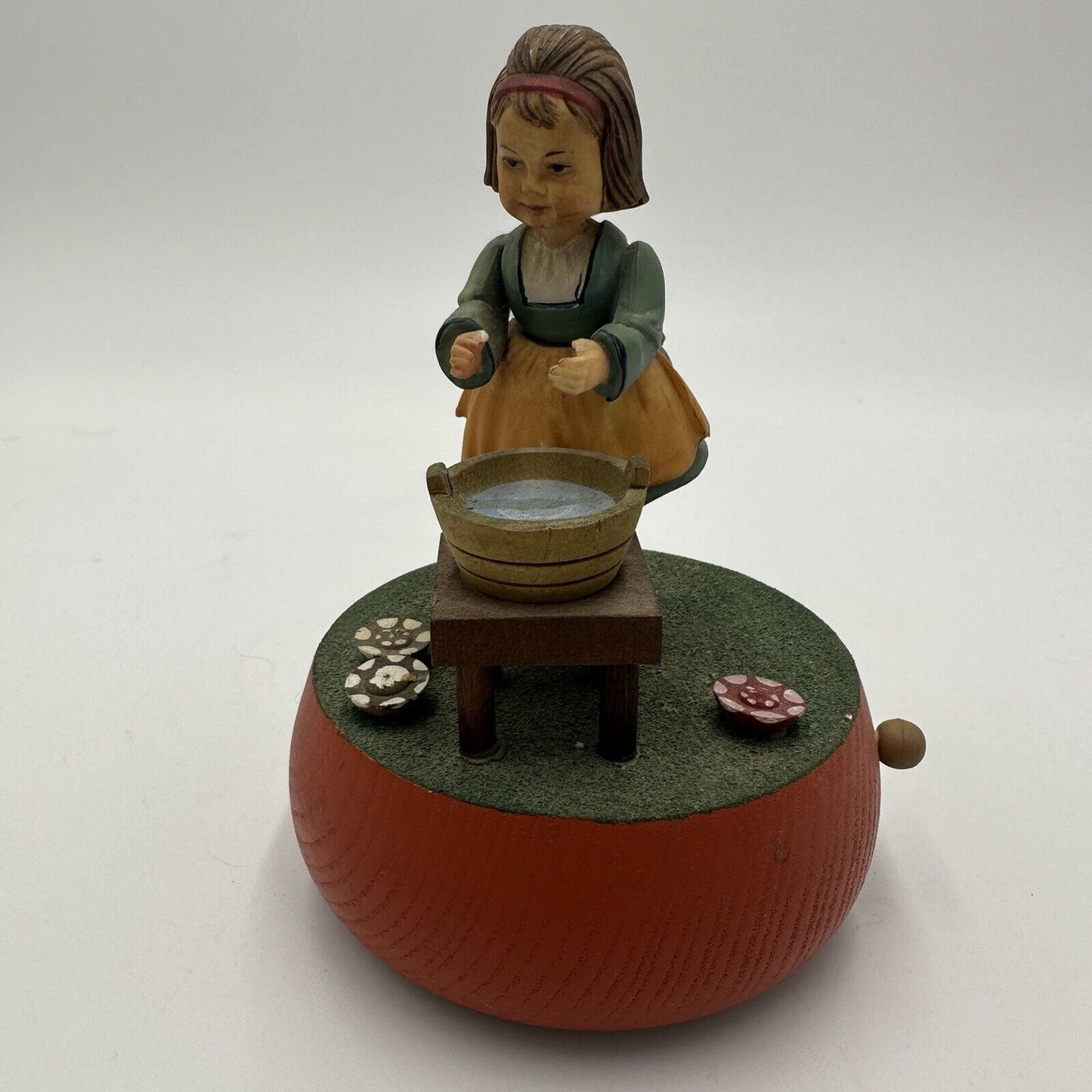Anri Music Box Washing Laundry Plays Raindrops Keep Falling On My Head Girl