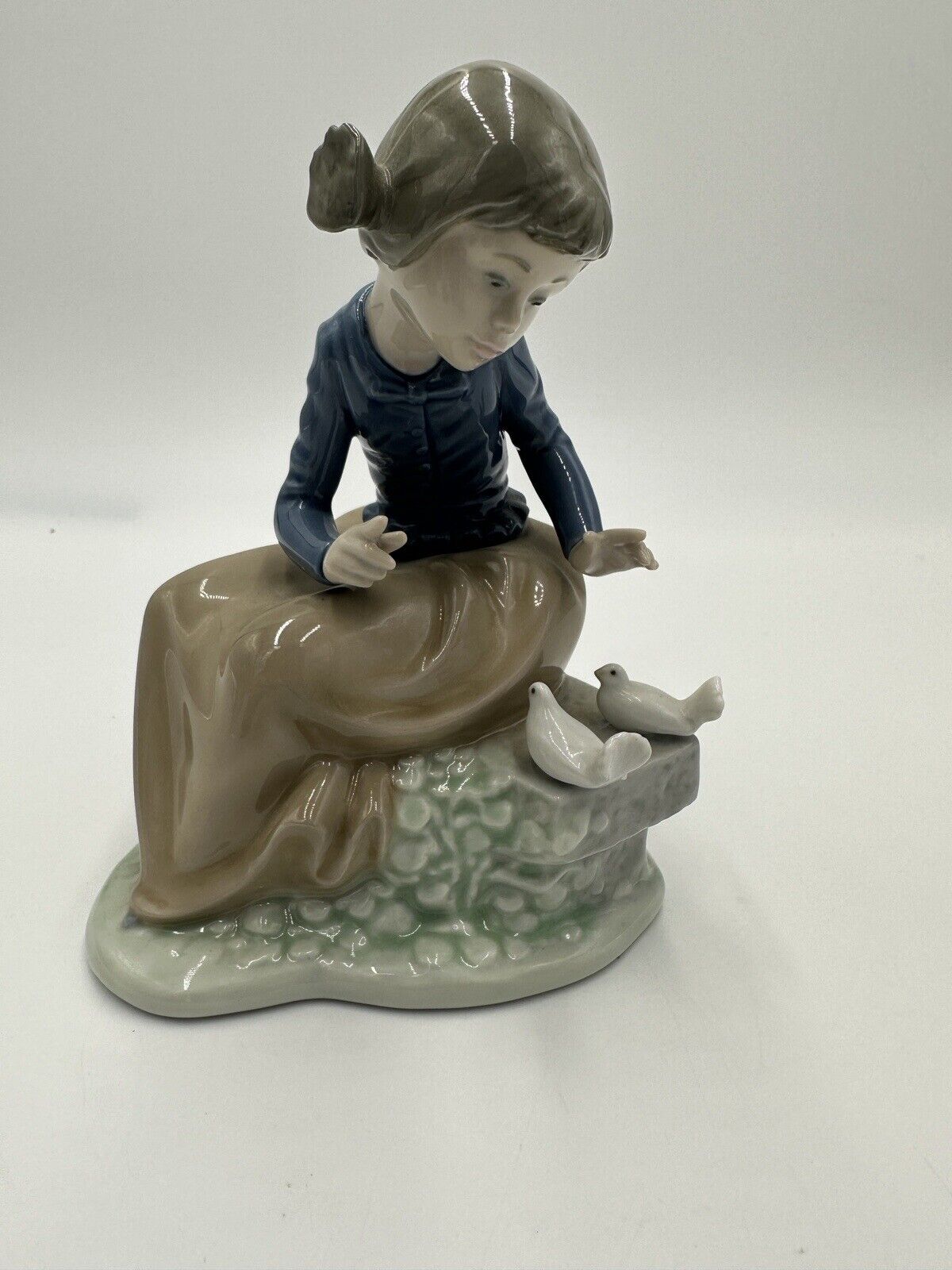 Nao Lladro Spain Figurine Seated Girl w/ Doves Daisa Porcelain Ever So Gently