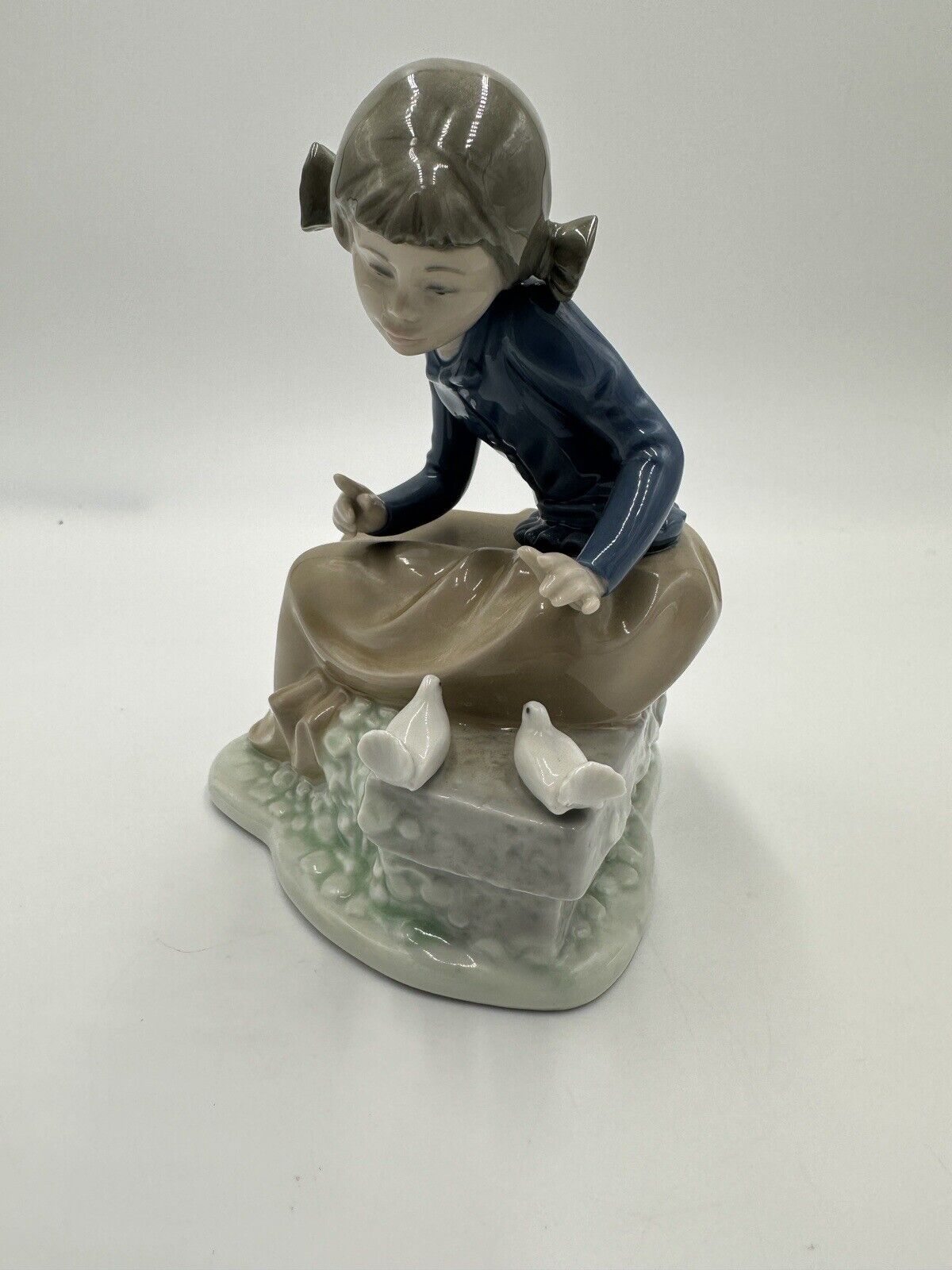 Nao Lladro Spain Figurine Seated Girl w/ Doves Daisa Porcelain Ever So Gently