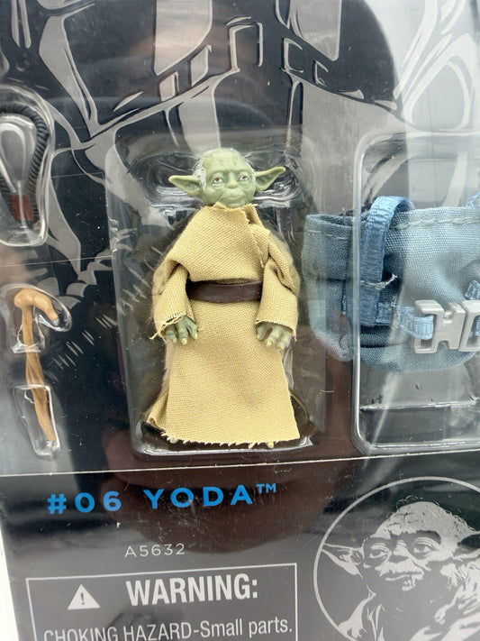 Star Wars HASBRO The Black Series Yoda #06 Action Figurine 1.5” Outfit Sealed