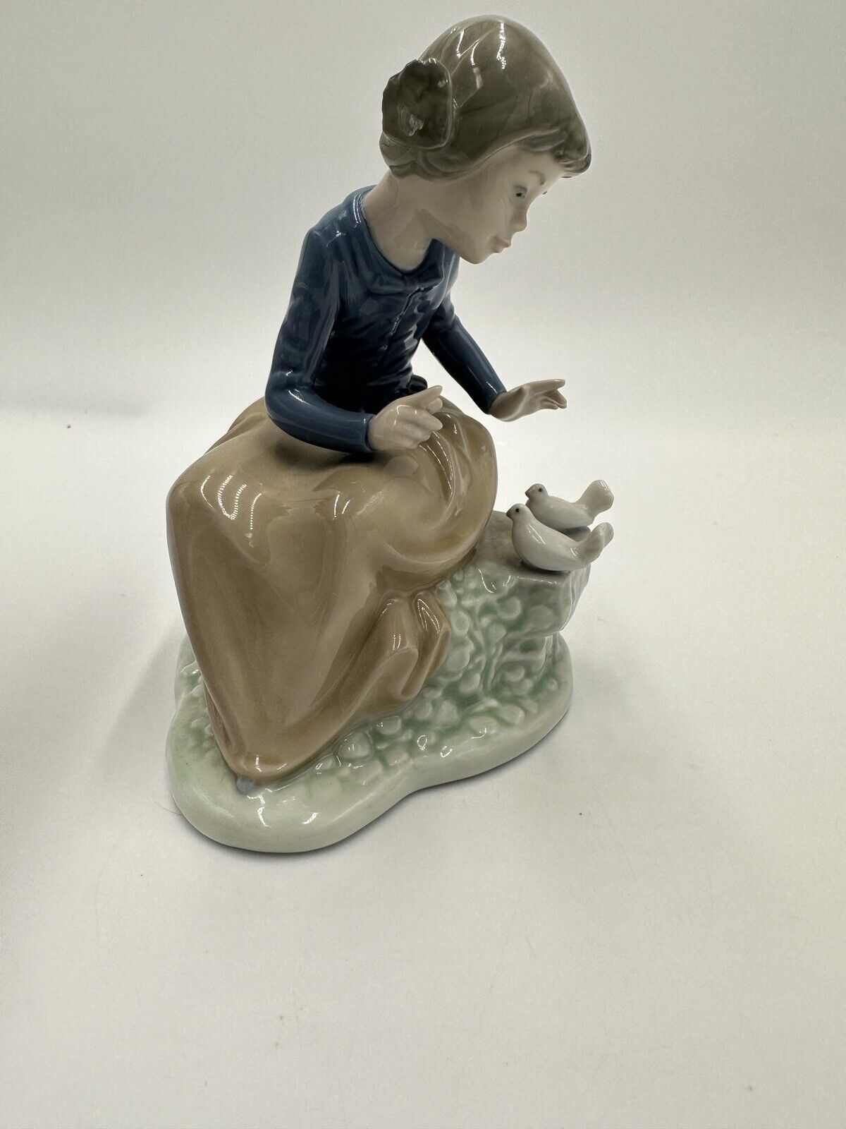 Nao Lladro Spain Figurine Seated Girl w/ Doves Daisa Porcelain Ever So Gently