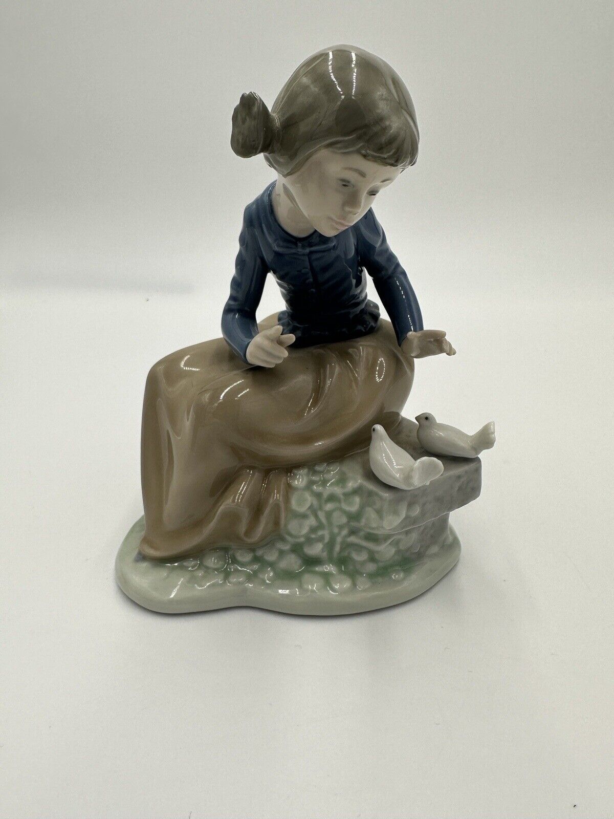 Nao Lladro Spain Figurine Seated Girl w/ Doves Daisa Porcelain Ever So Gently