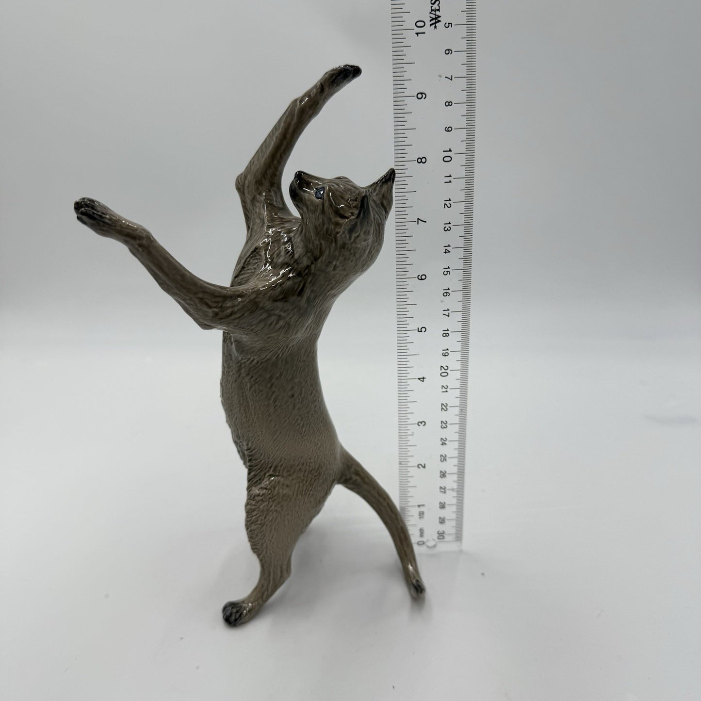 Rare HEREDITIES England Porcelain CHARM OF Creamware Stretching Cat Figurine 9”
