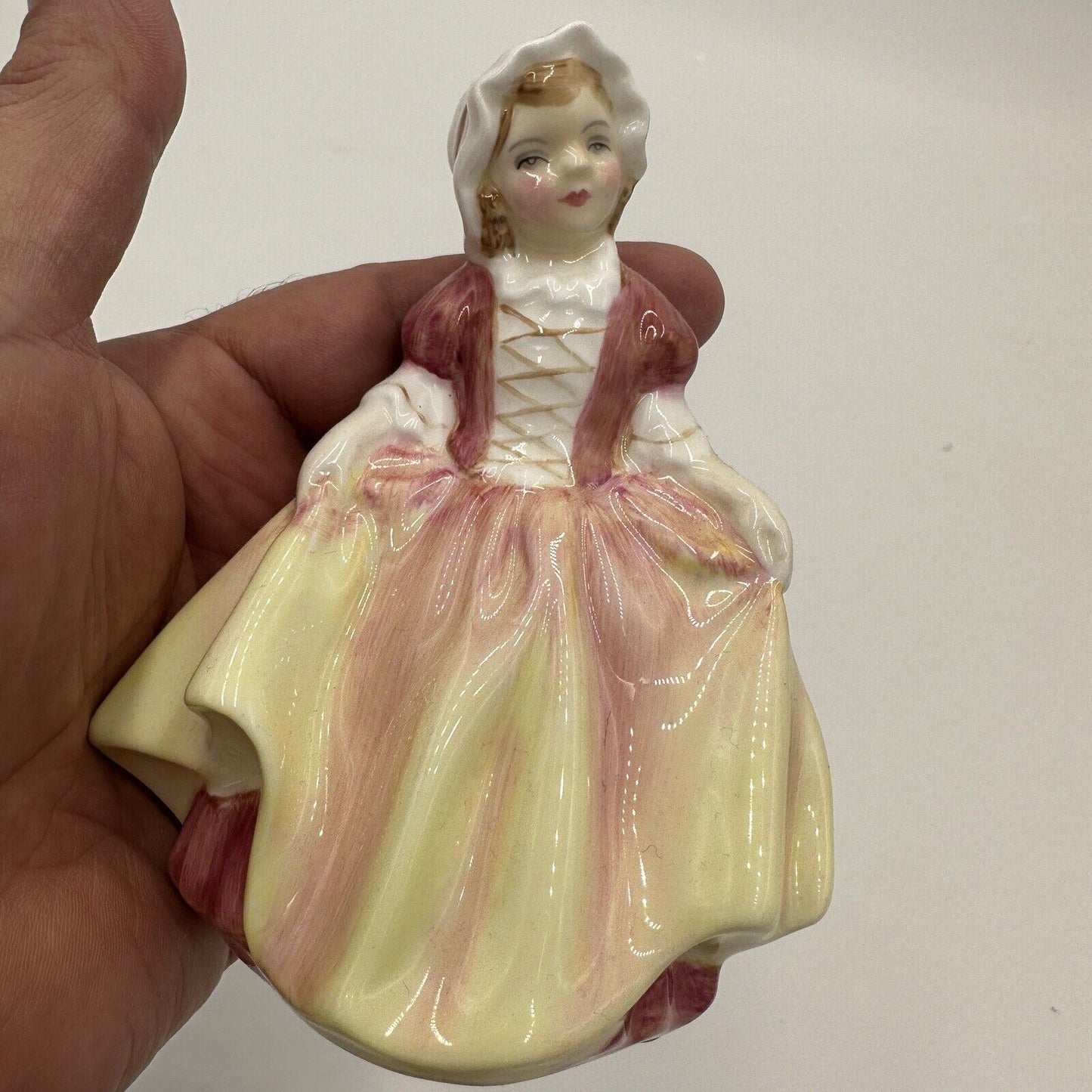 Royal Doulton Figurine Dinky Do England HN2120 Handpainted Porcelain Decor Home