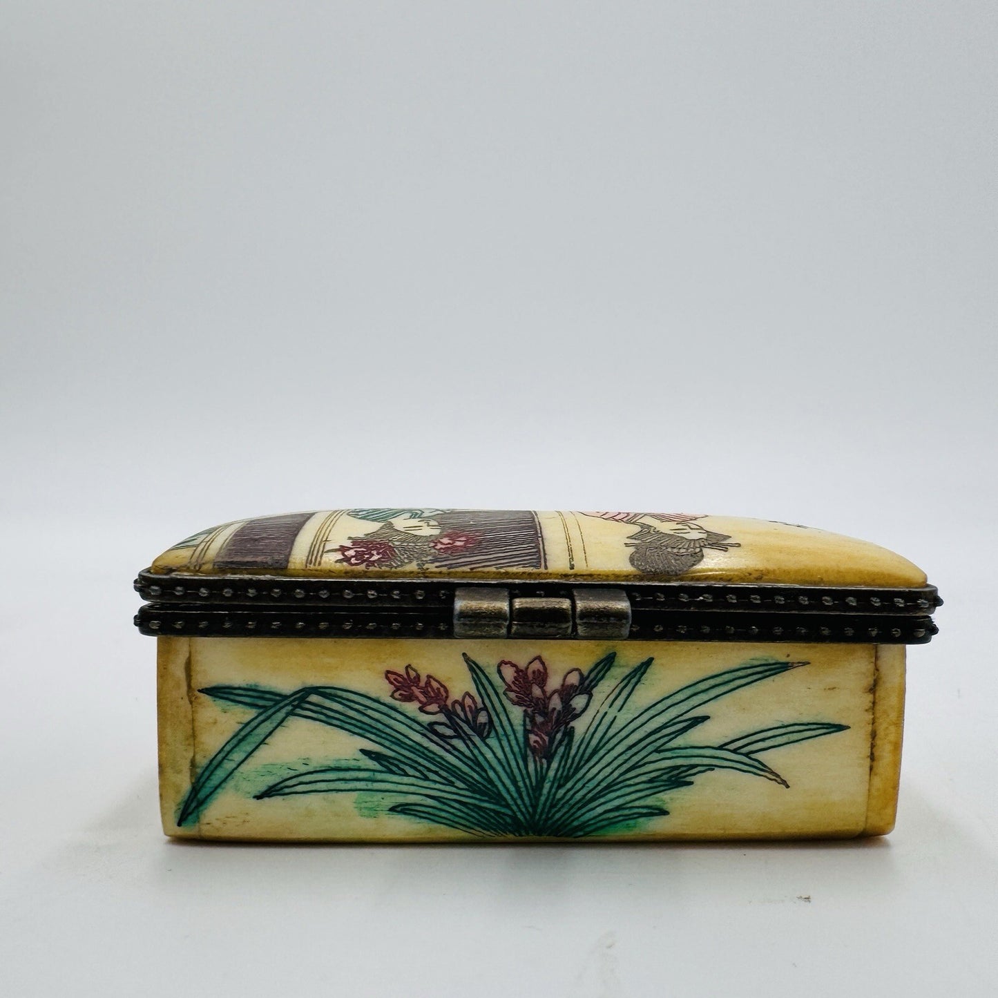 Antique Japanese Hand Carved Trinket Box Geishas Portrait Painted Miniature 3in