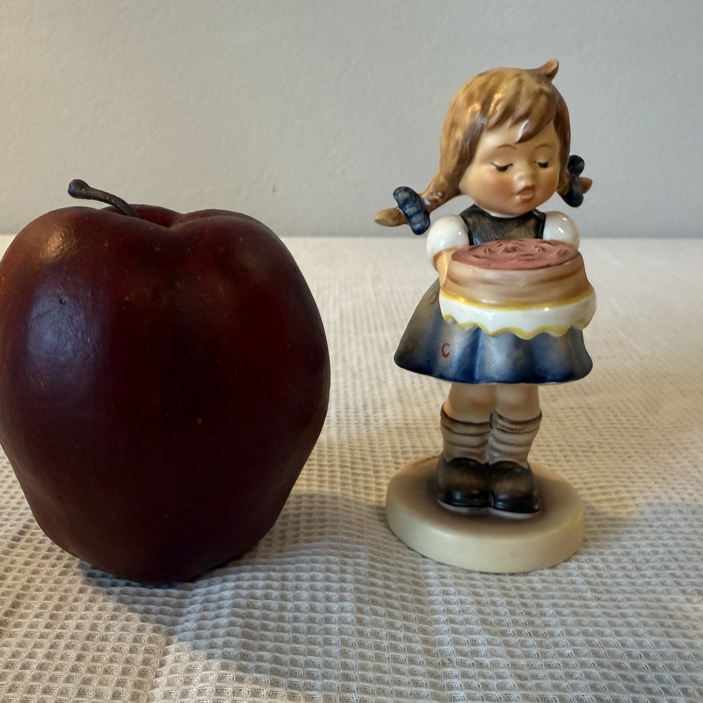Goebel Hummel "Sweet As Can Be" #541 Mint 4-1/4” Exclusive Ed, MI HUMMEL Club