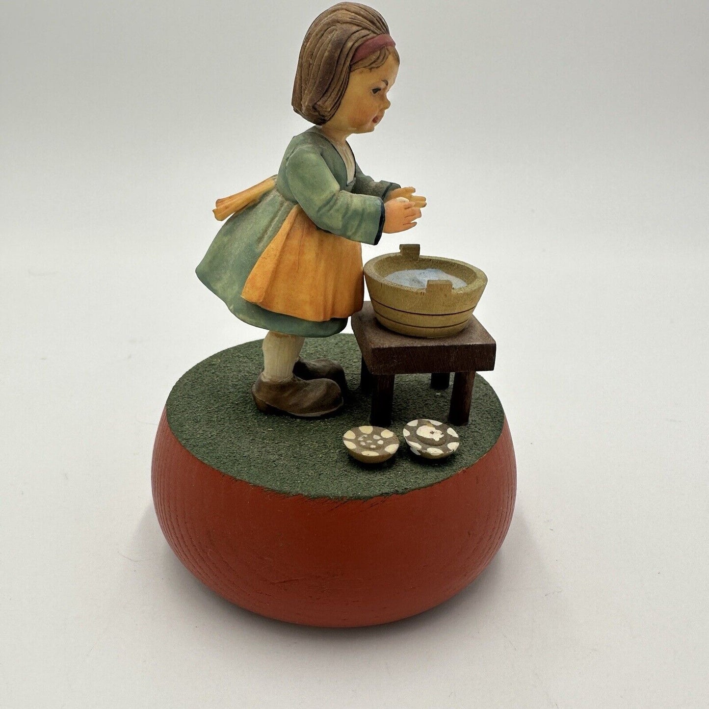 Anri Music Box Washing Laundry Plays Raindrops Keep Falling On My Head Girl