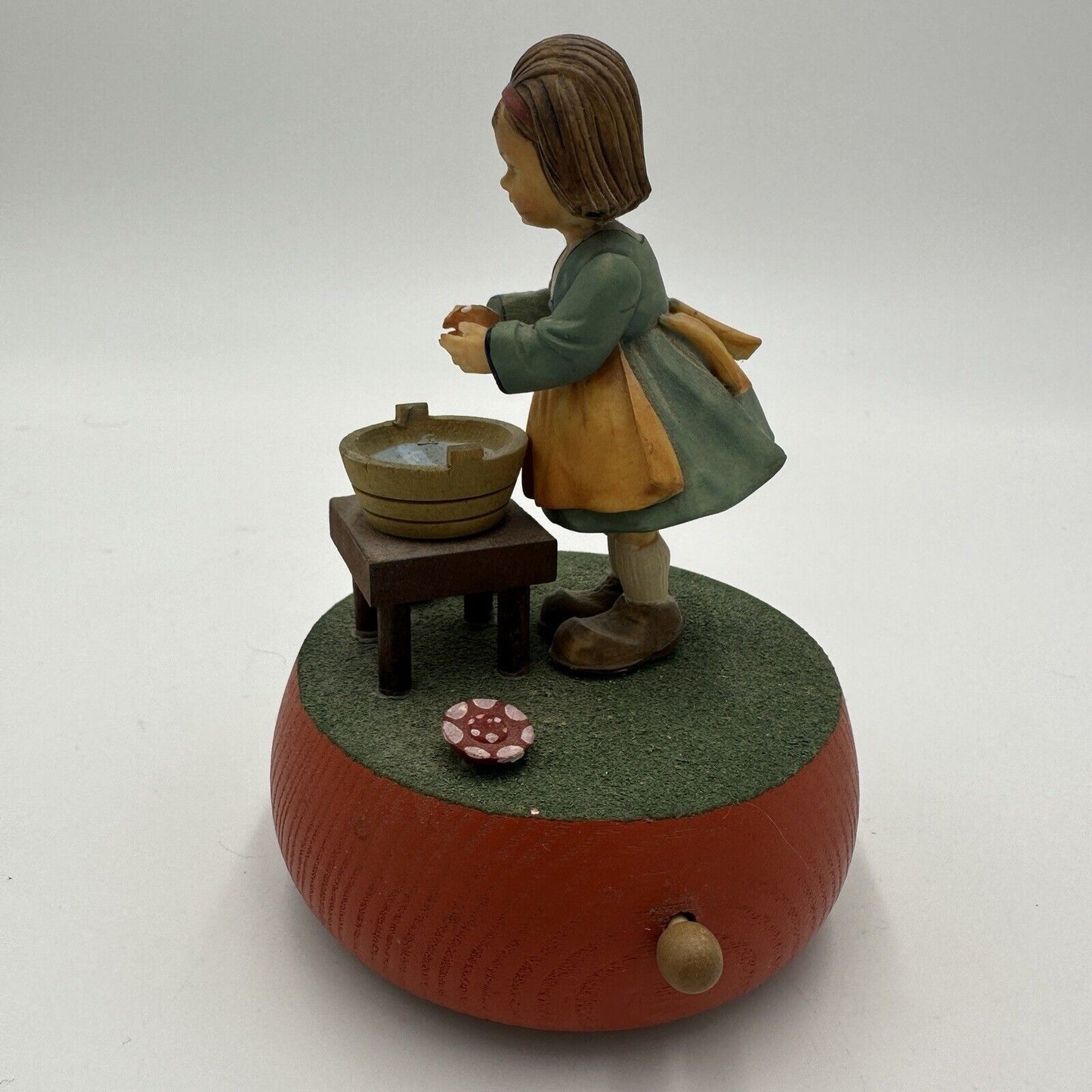 Anri Music Box Washing Laundry Plays Raindrops Keep Falling On My Head Girl