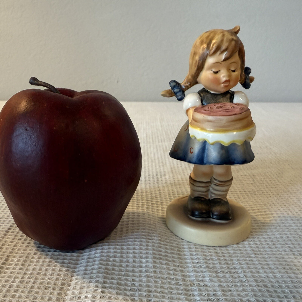 Goebel Hummel "Sweet As Can Be" #541 Mint 4-1/4” Exclusive Ed, MI HUMMEL Club