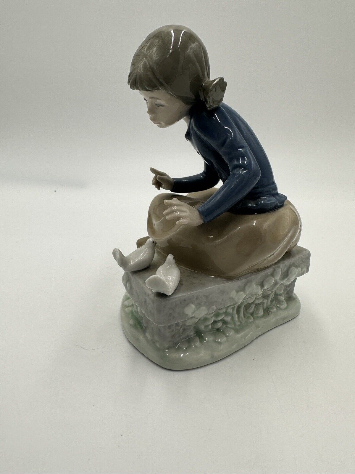Nao Lladro Spain Figurine Seated Girl w/ Doves Daisa Porcelain Ever So Gently