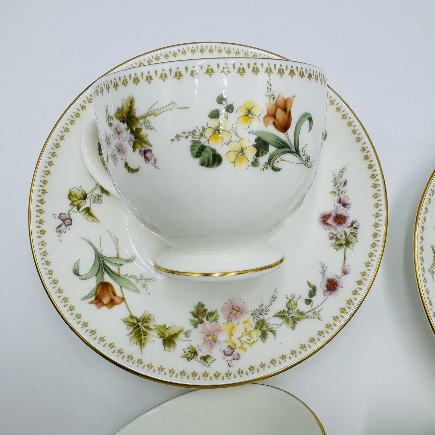 Wedgwood 4 Teacups & Two Saucers Mirabelle R4537 Floral Bone China England