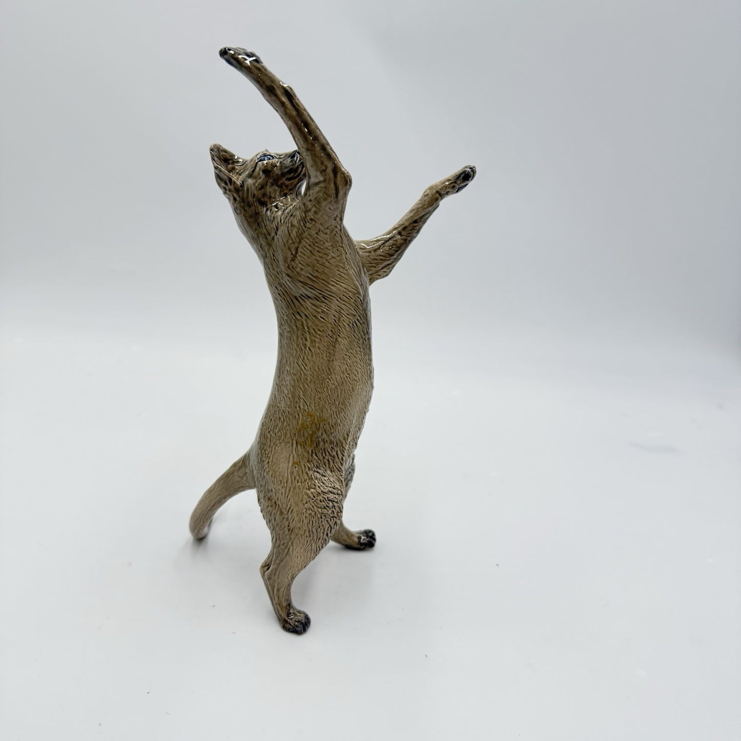 Rare HEREDITIES England Porcelain CHARM OF Creamware Stretching Cat Figurine 9”