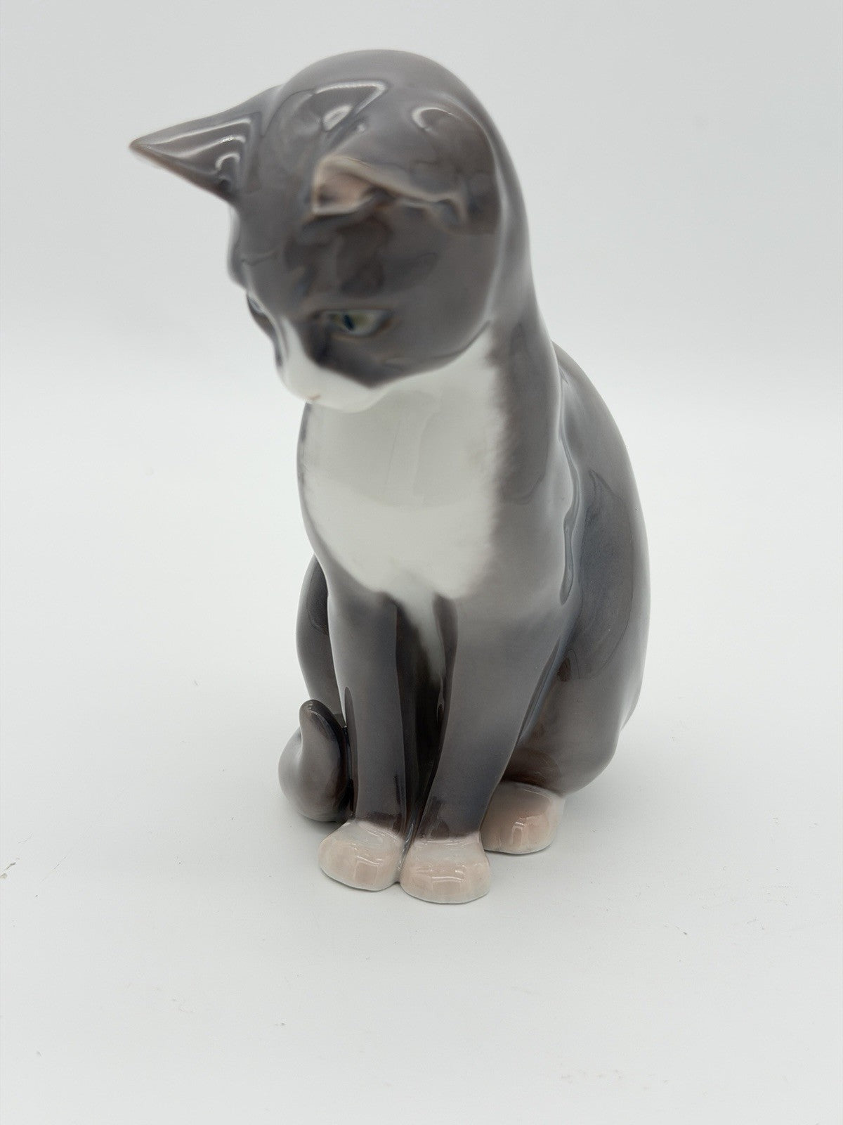 Bing & Grondahl Porcelain Copenhagen Denmakr Cat Sitting #1876 Grey & White 4.5”