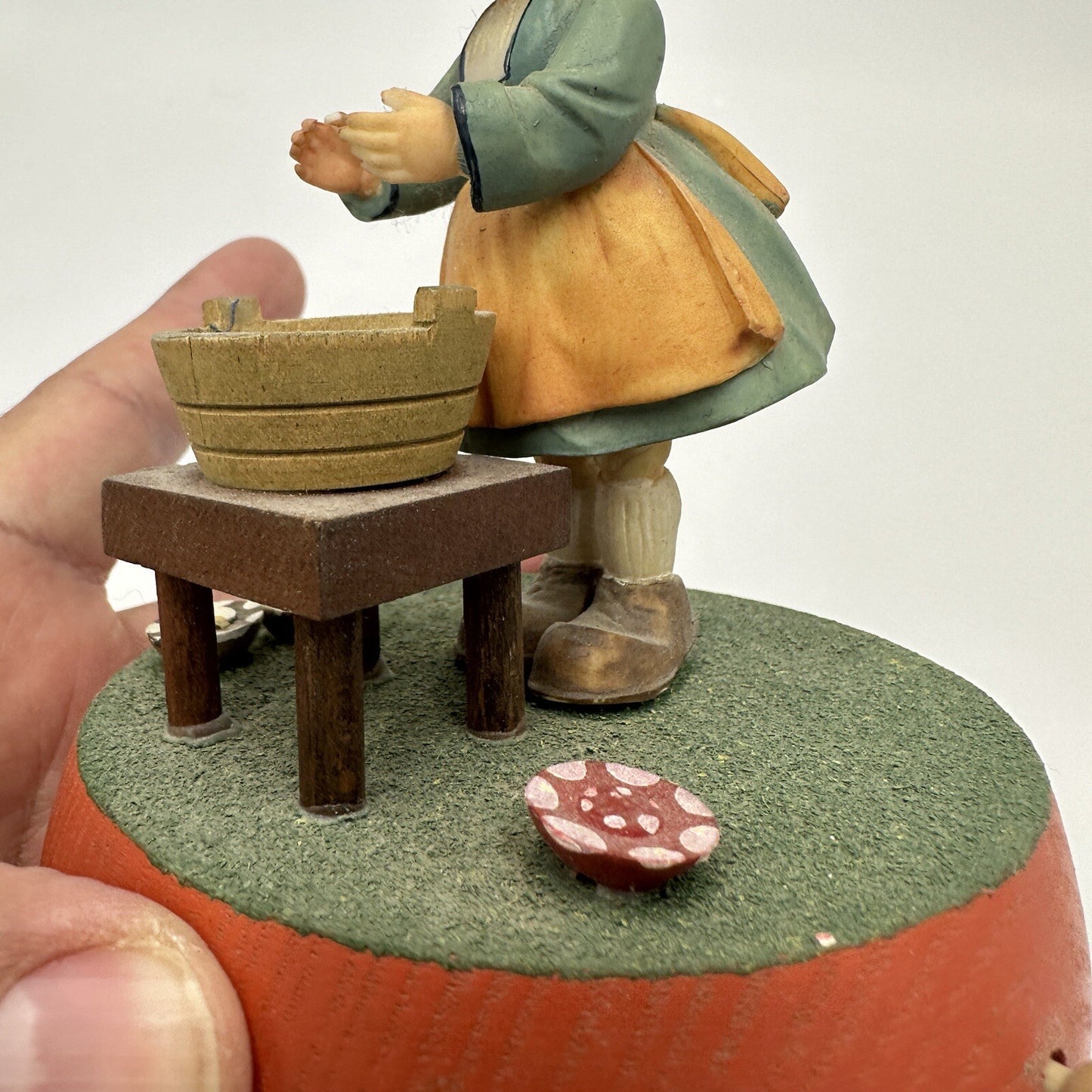 Anri Music Box Plays Raindrops Keep Falling On My Head Girl Washing Laundry