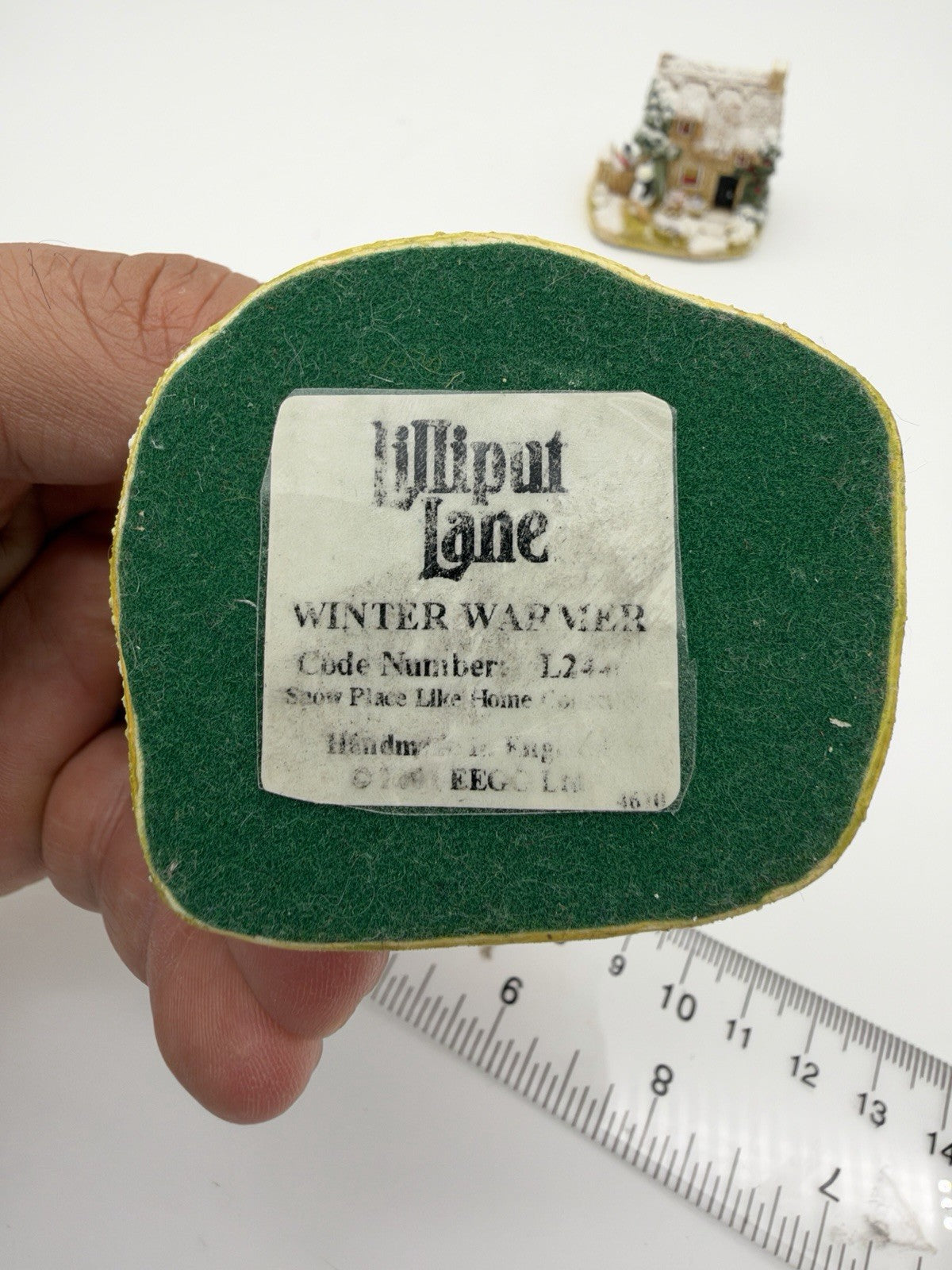 Lilliput Lane Winter Warmer cottage Ice to Meet You 2001 England Figurines 2”