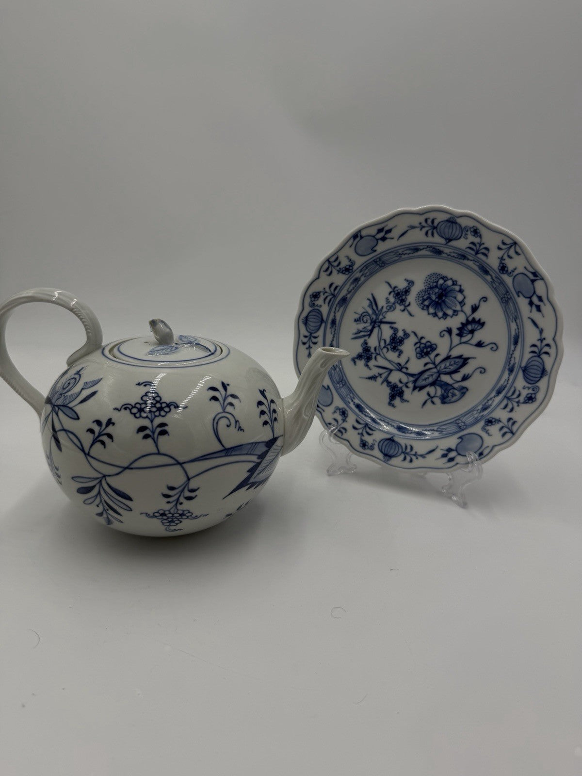 Antique Meissen Porcelain Blue Onion Teapot & Saucer Pot Germany Flower Lid
