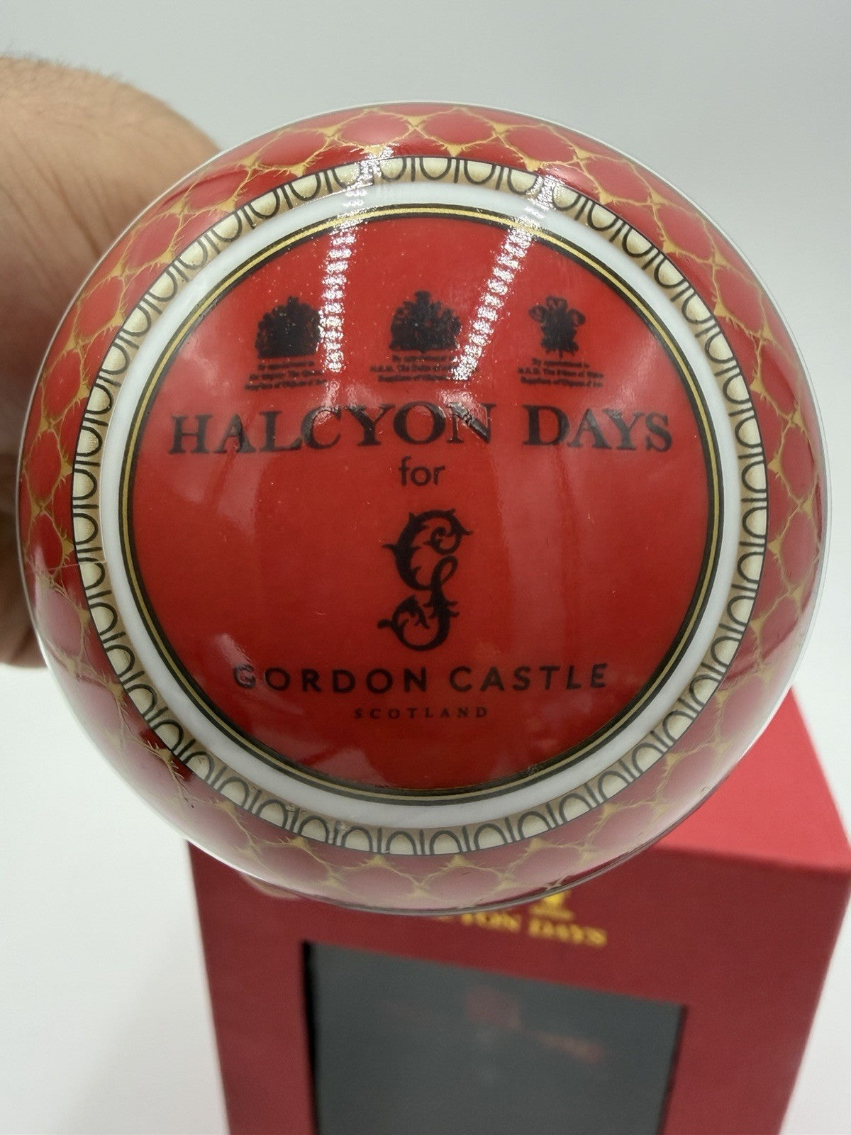RARE HALCYON DAYS GORDON CASTLE ANTLER TRELLIS Porcelain Ball Red Ornament