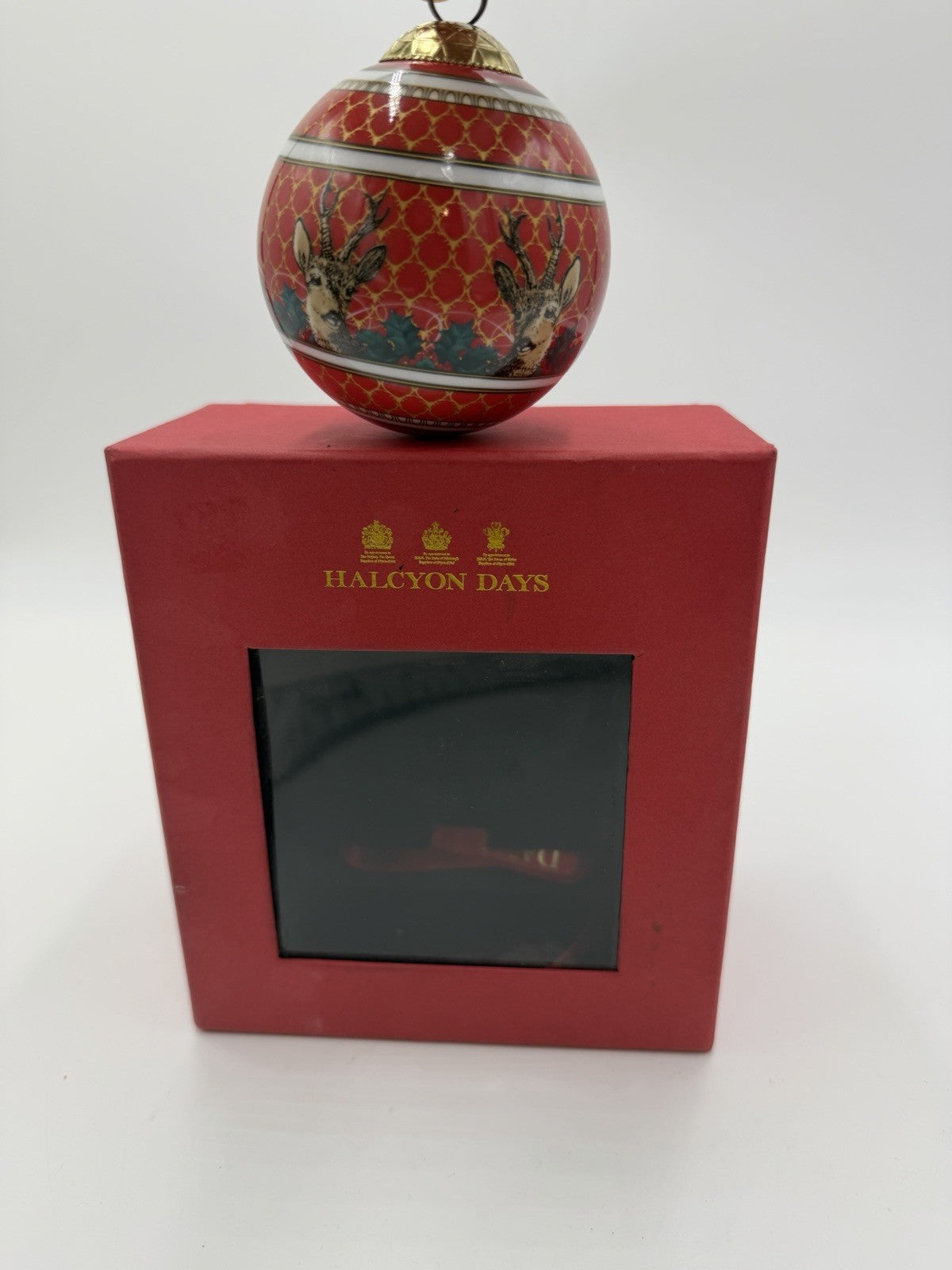 RARE HALCYON DAYS GORDON CASTLE ANTLER TRELLIS Porcelain Ball Red Ornament